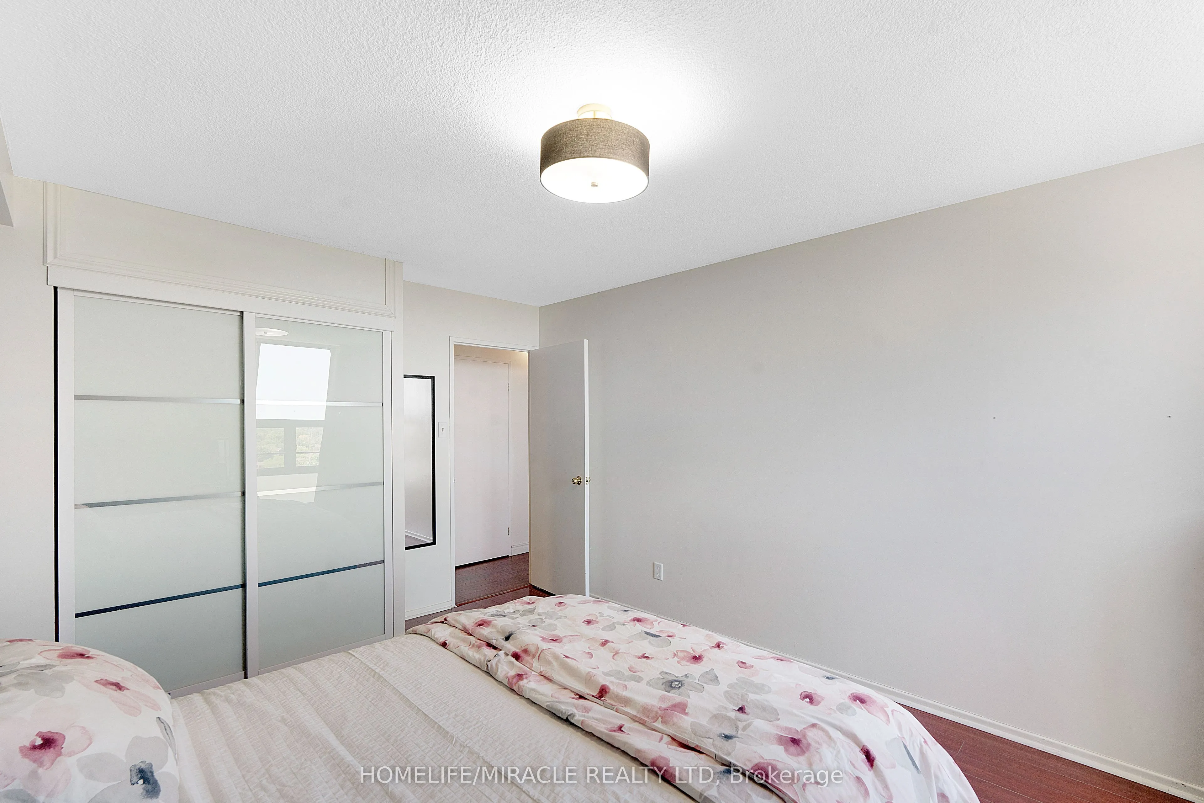 15 Kensington Road #907
