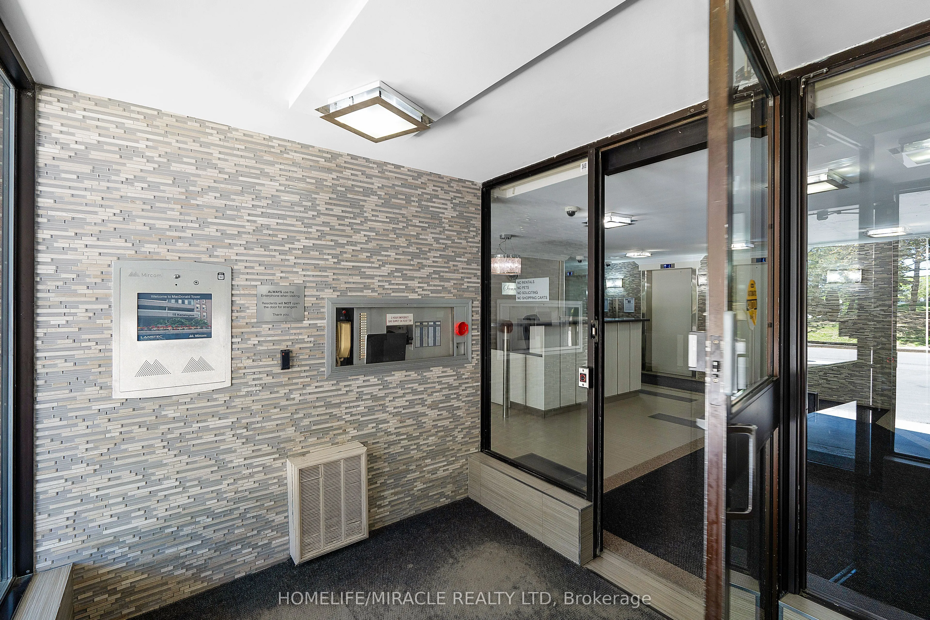 15 Kensington Road #907