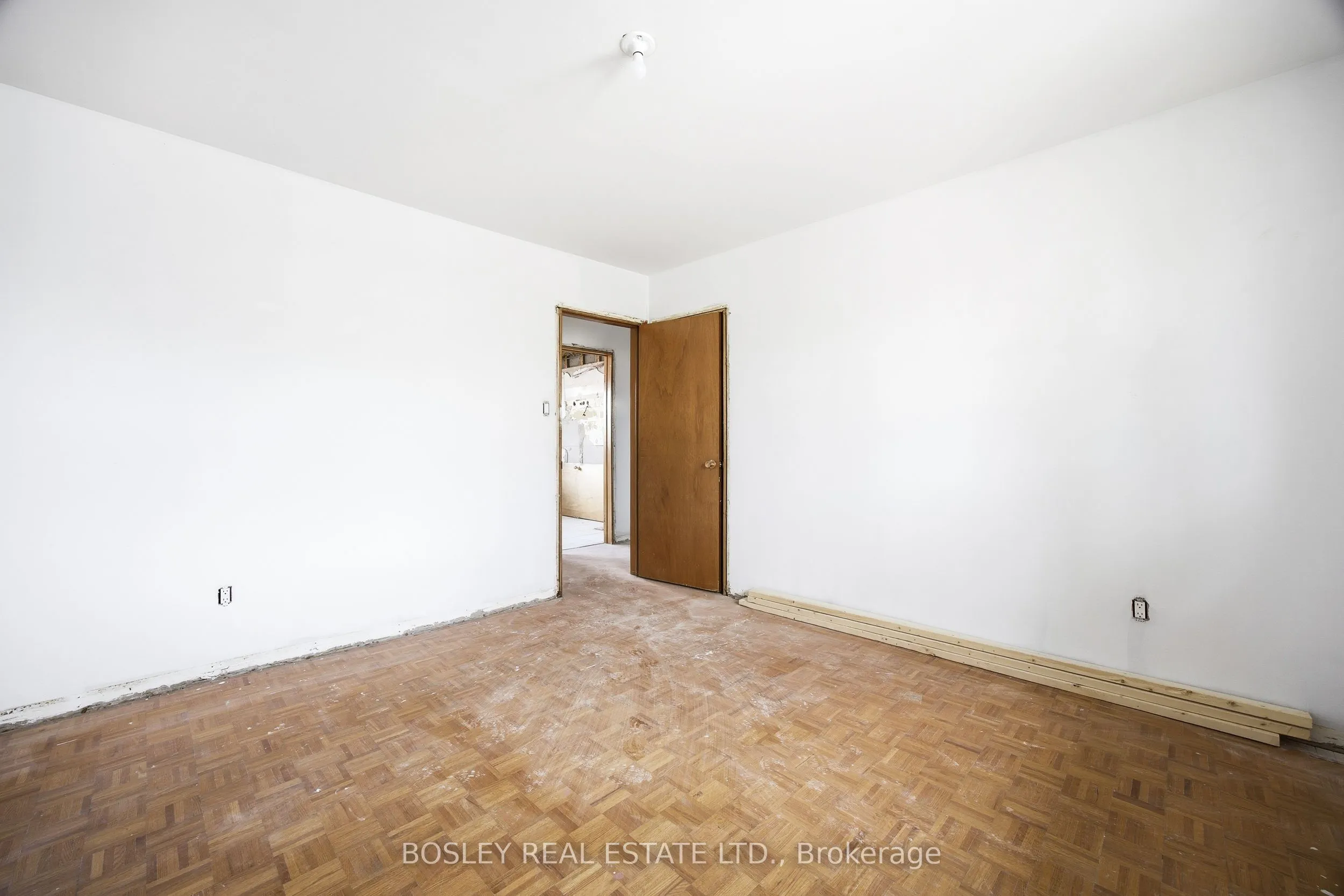 24 Oakwood Avenue N