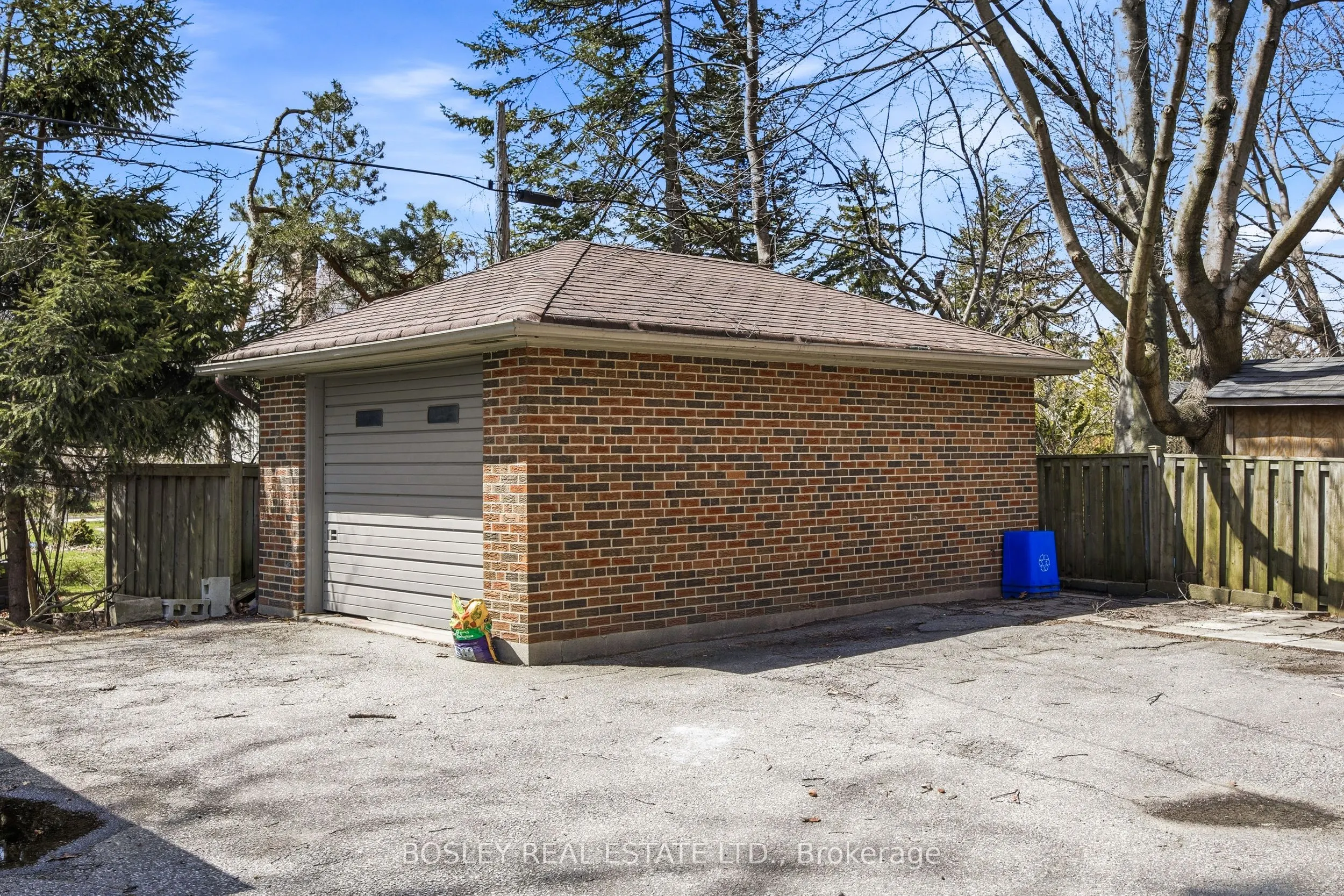 24 Oakwood Avenue N