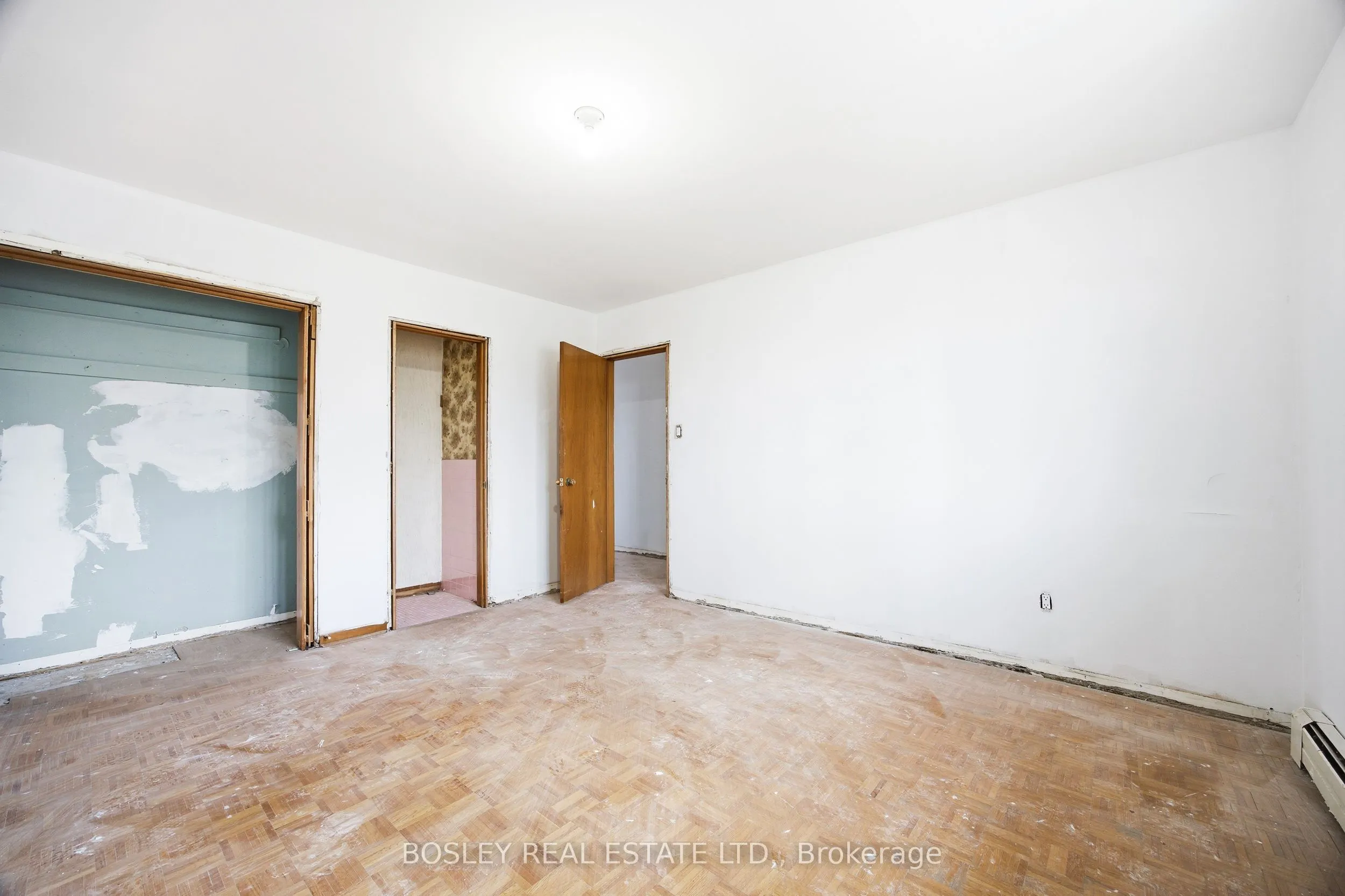 24 Oakwood Avenue N