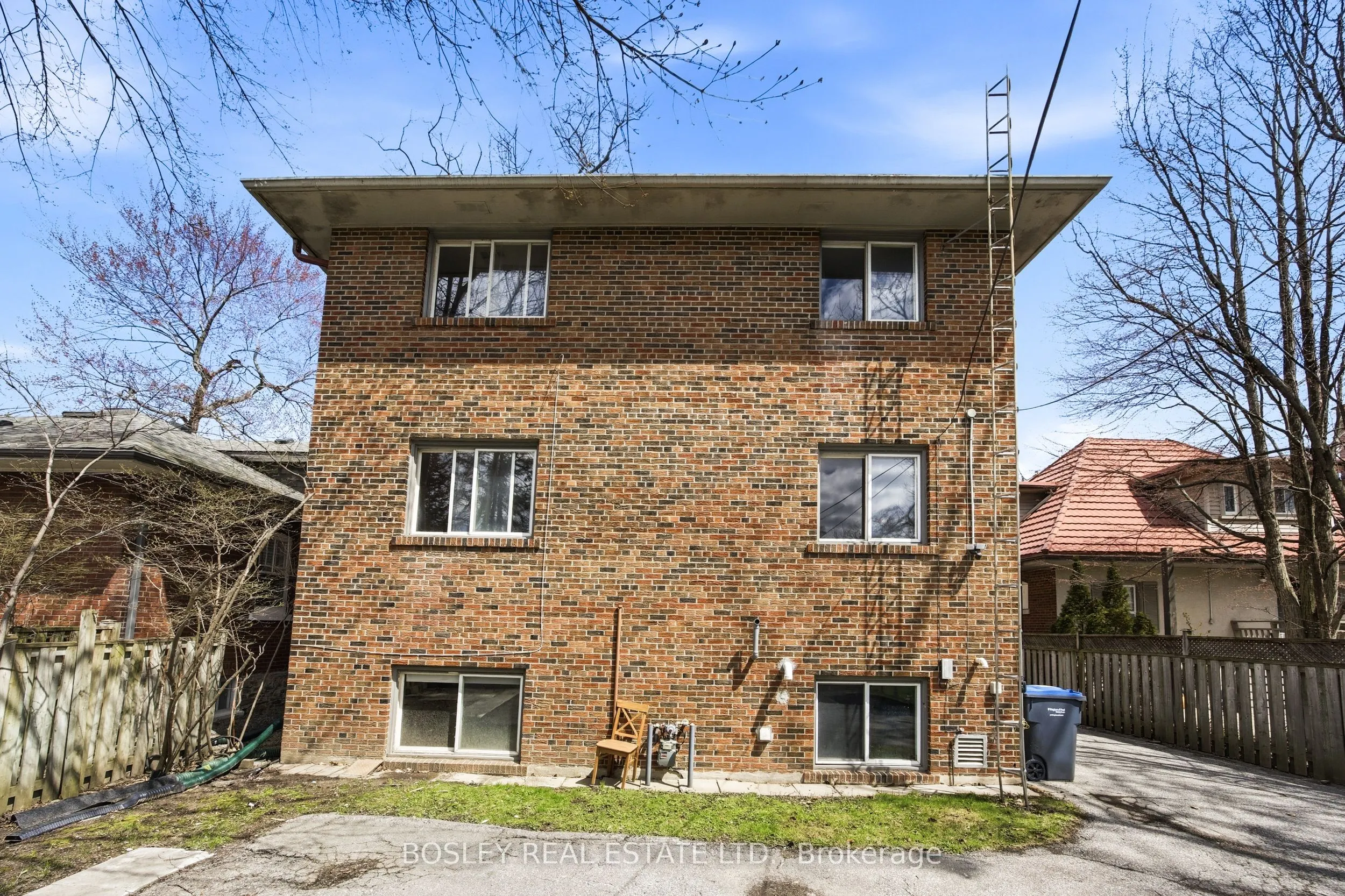 24 Oakwood Avenue N