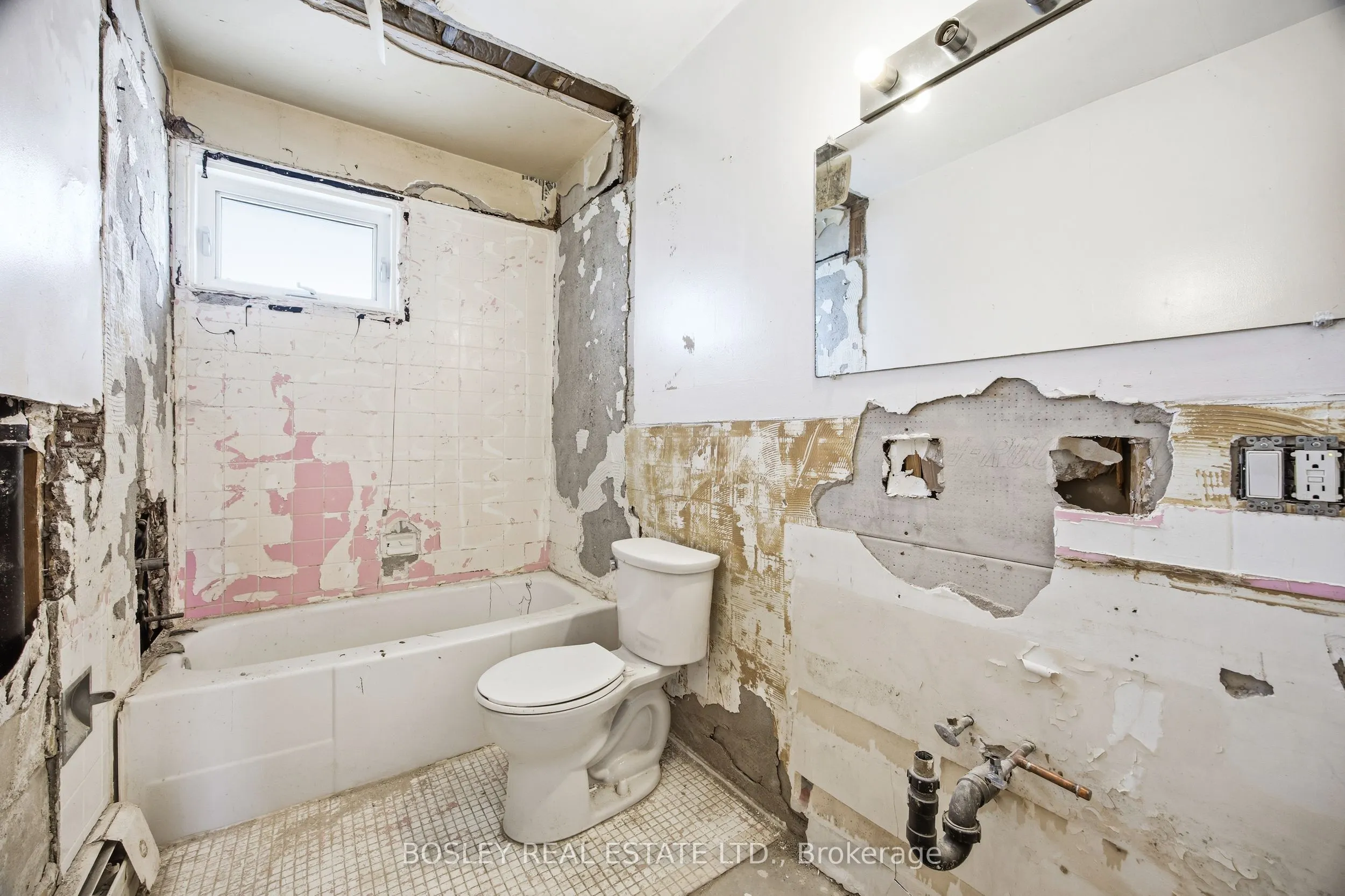 24 Oakwood Avenue N