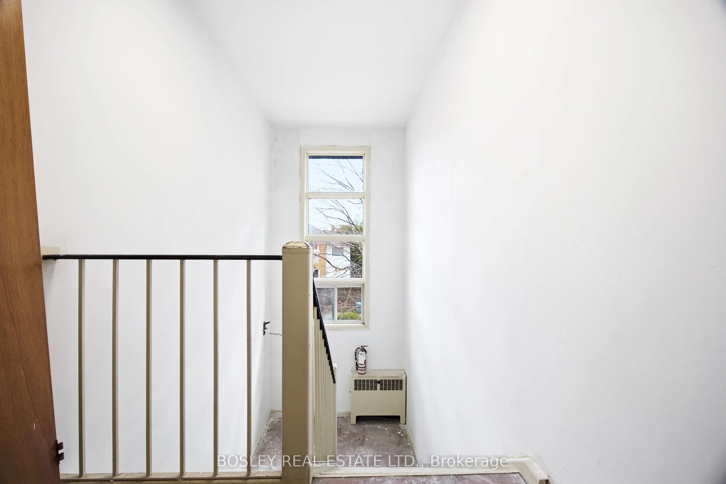 24 Oakwood Avenue N