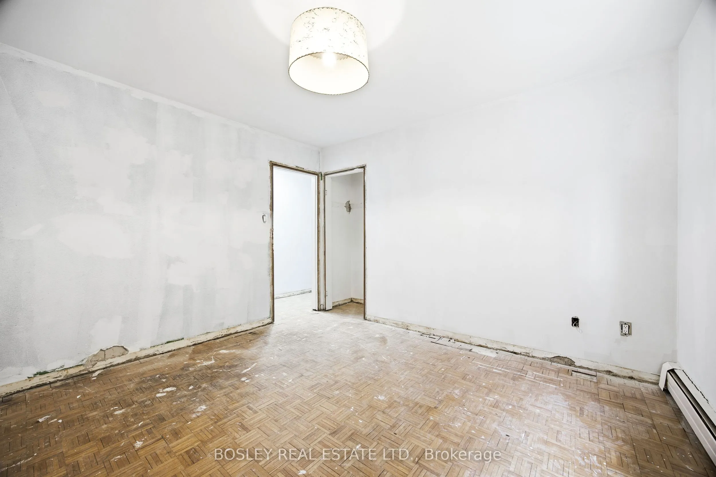 24 Oakwood Avenue N