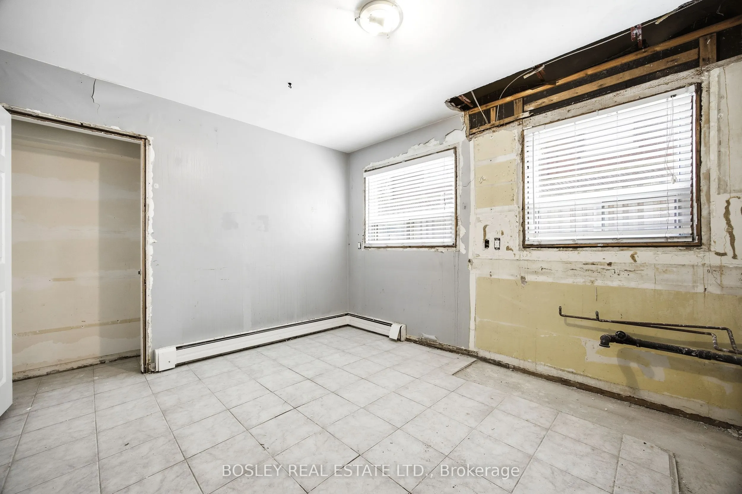 24 Oakwood Avenue N