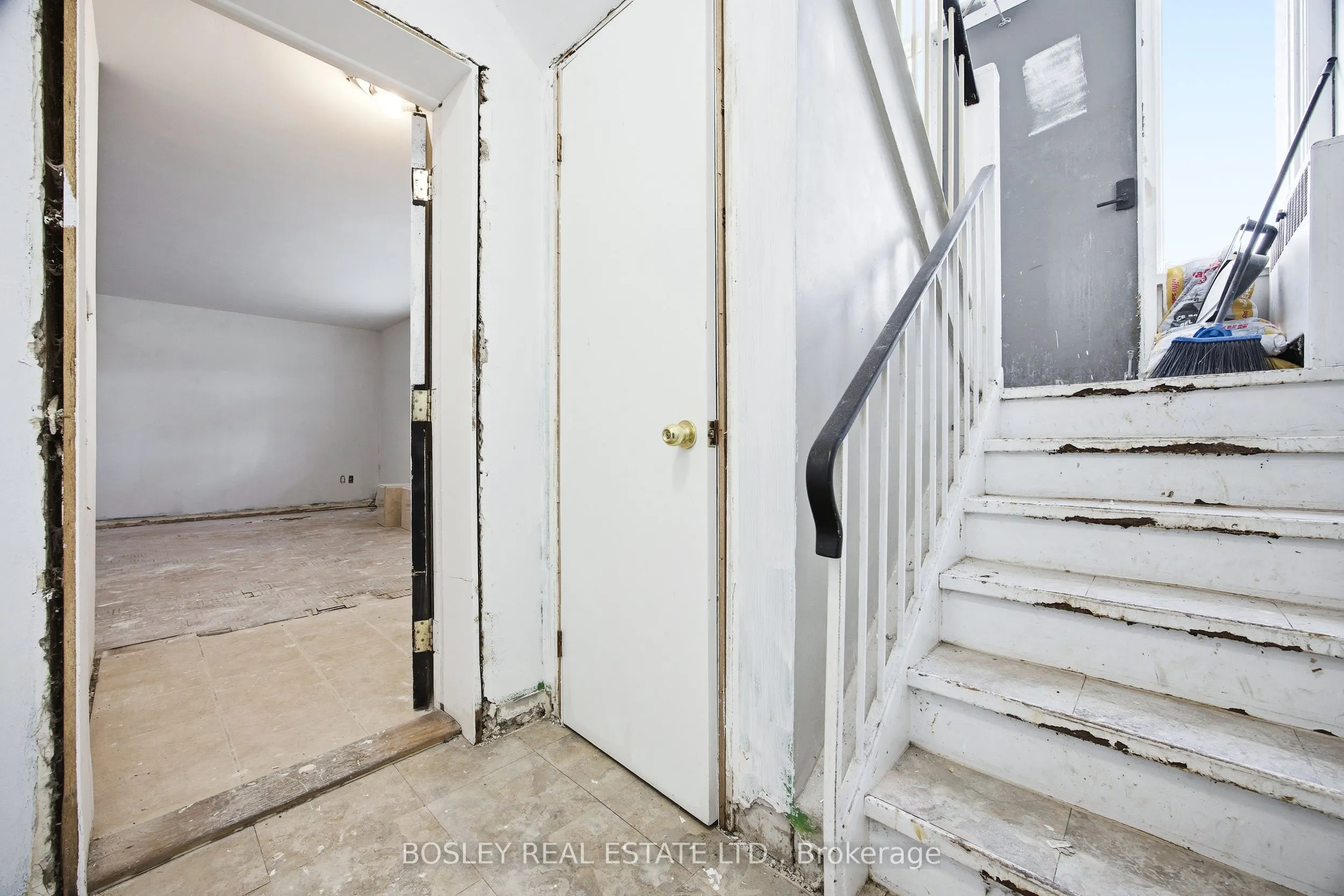 24 Oakwood Avenue N