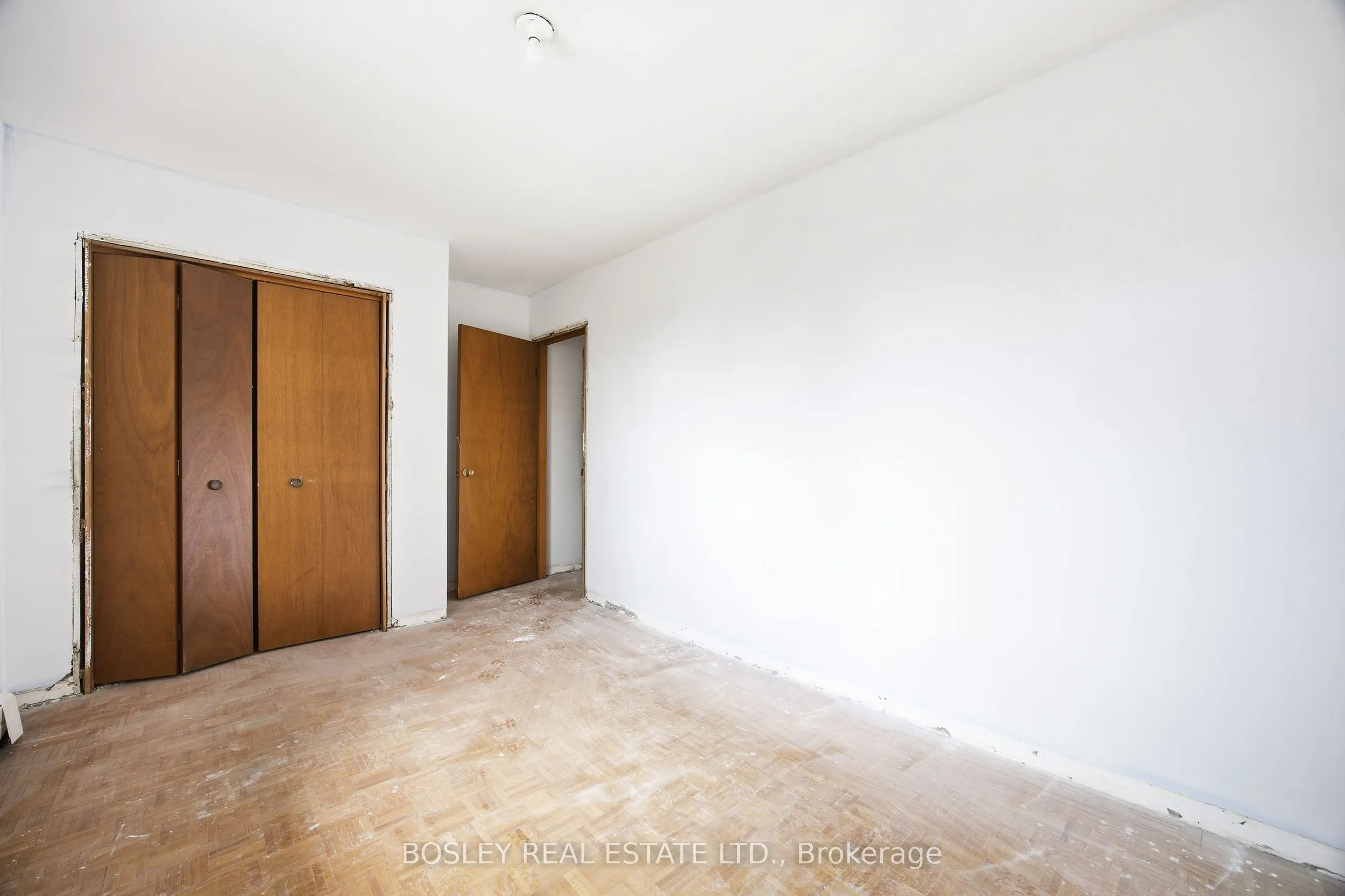 24 Oakwood Avenue N