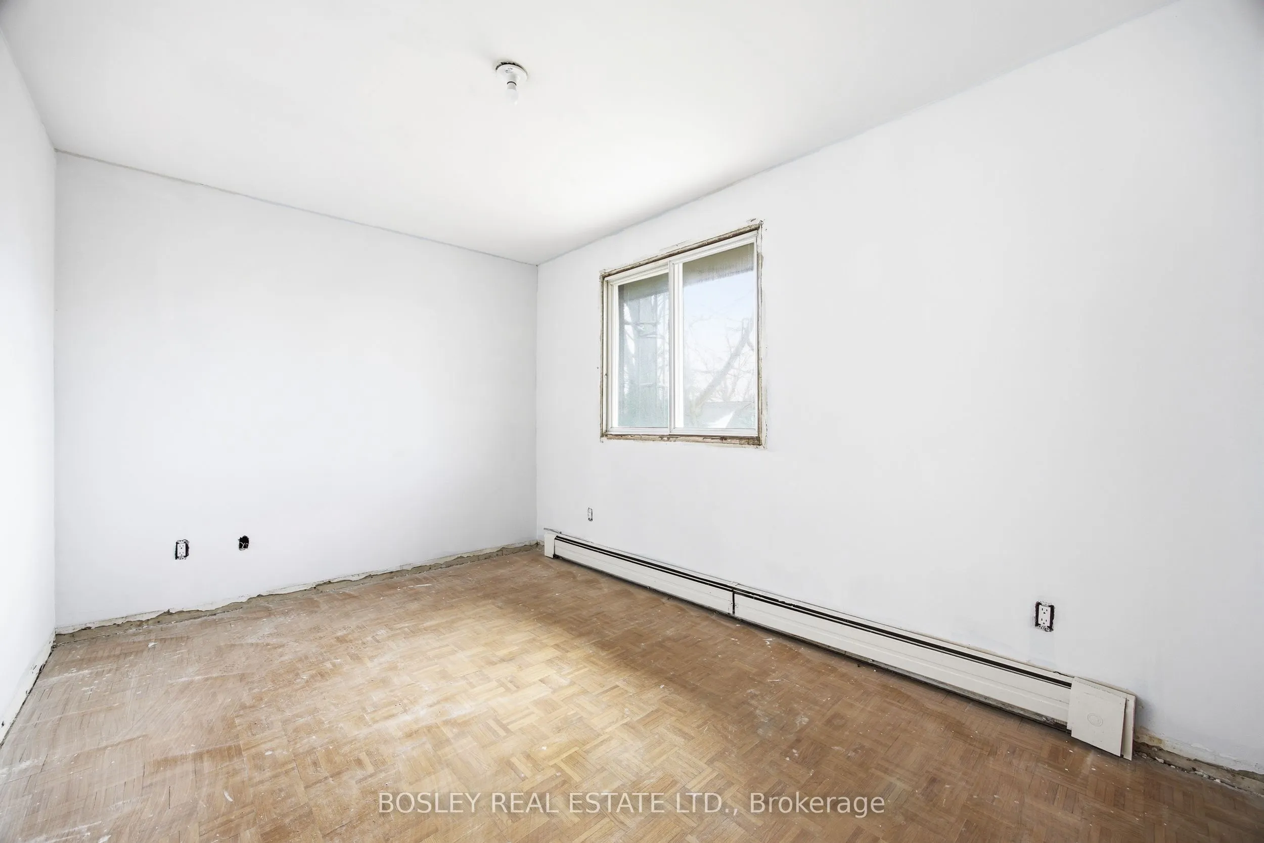 24 Oakwood Avenue N