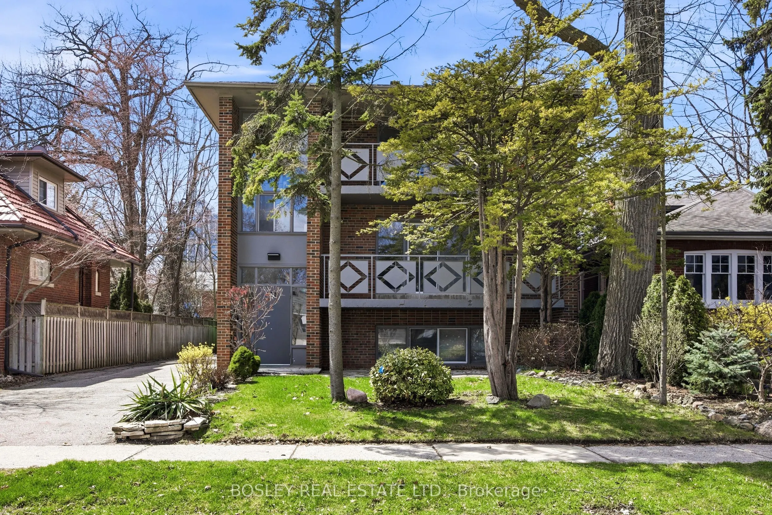 24 Oakwood Avenue N