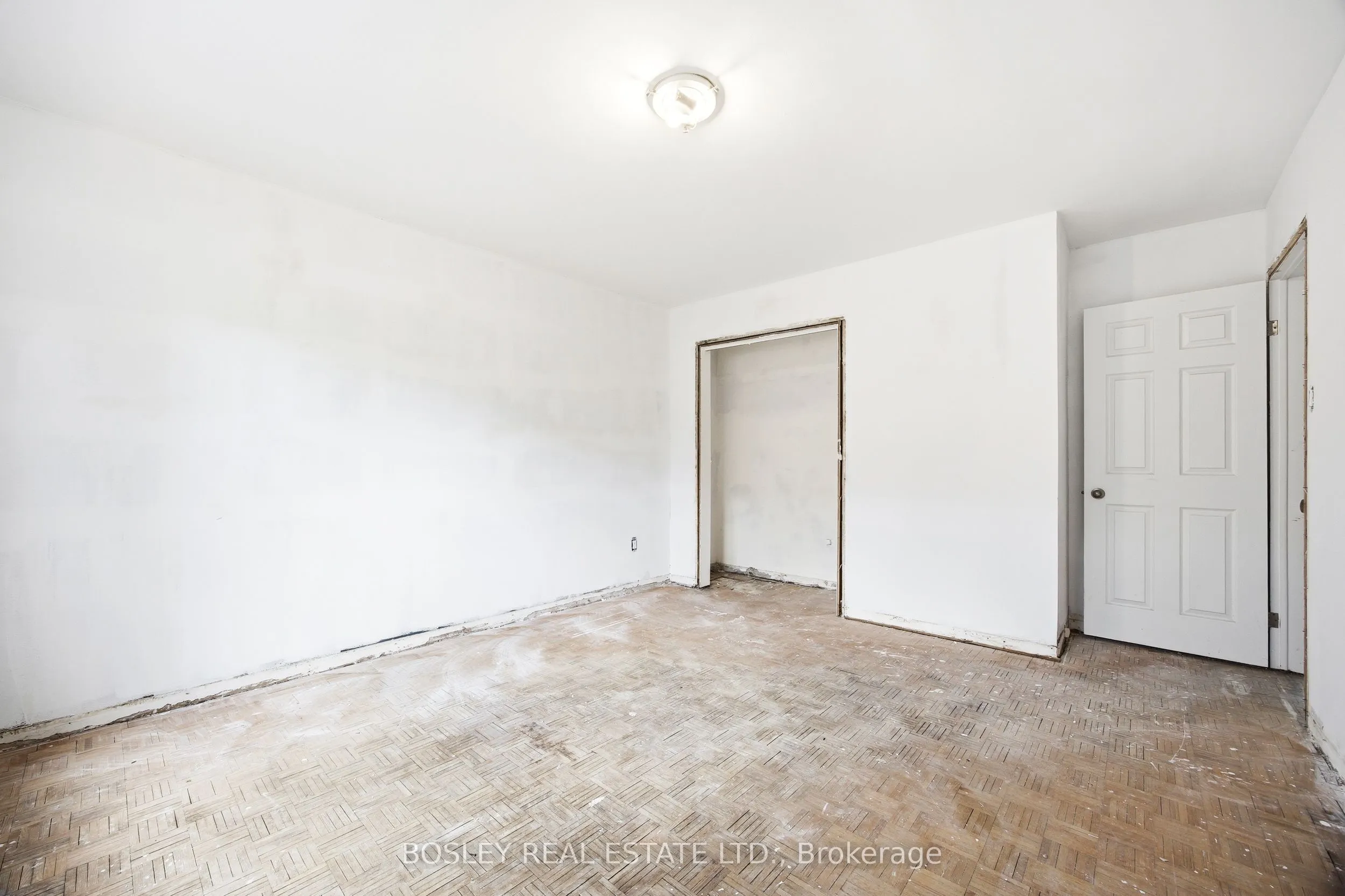 24 Oakwood Avenue N