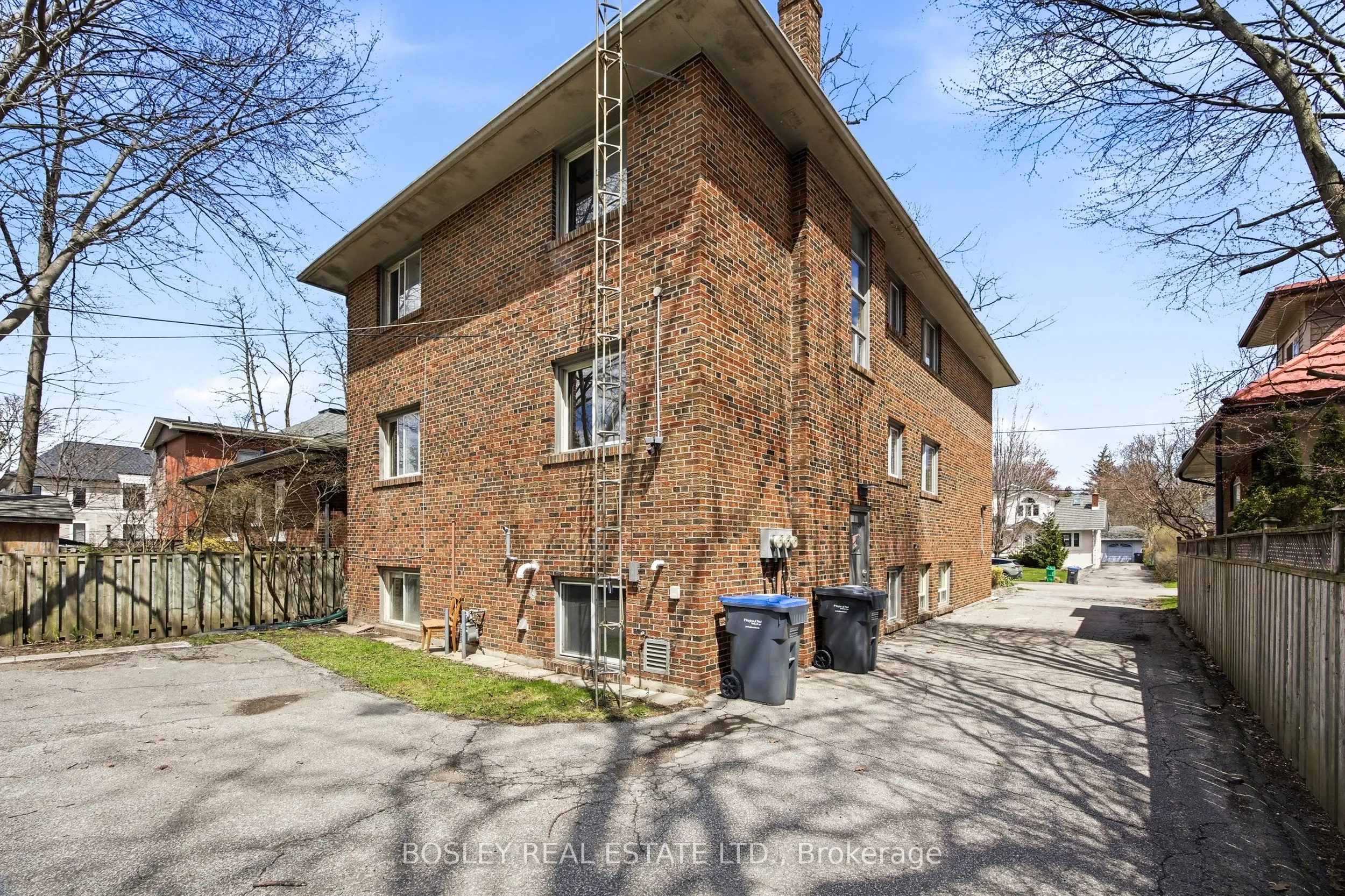 24 Oakwood Avenue N