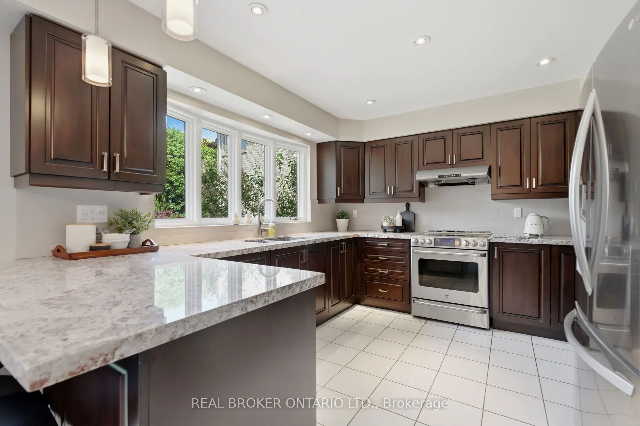 2205 Shaftesbury Court