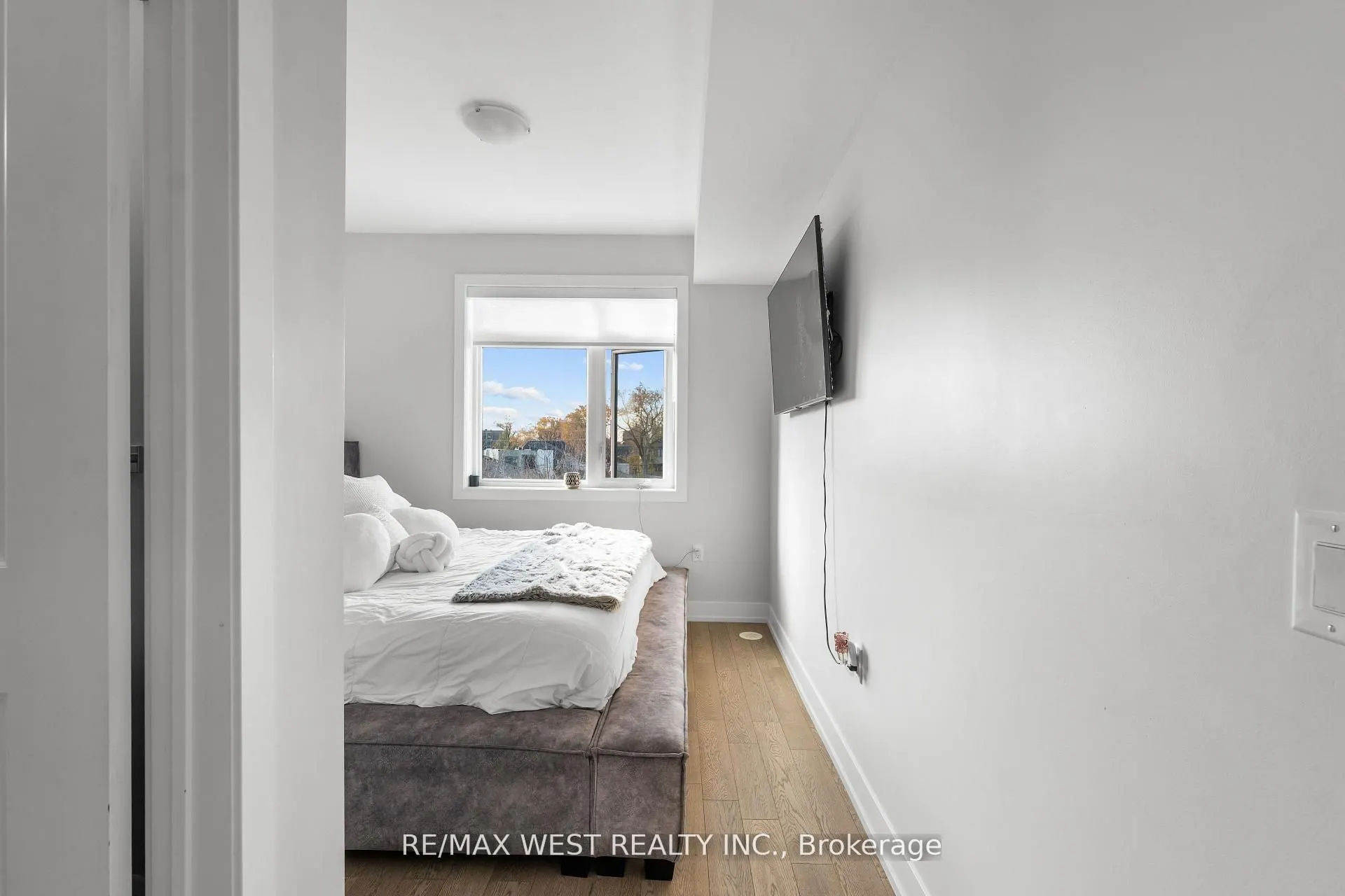 1062 Douglas McCurdy Common #225