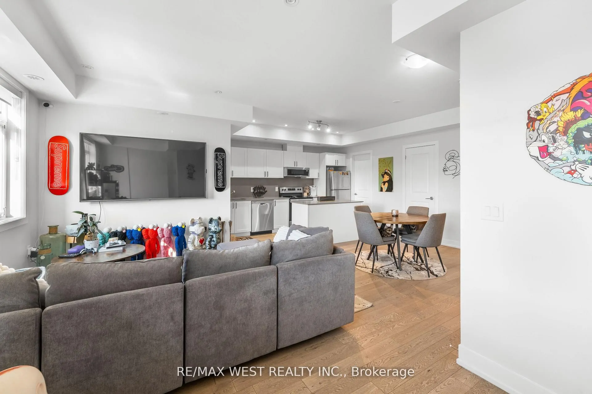 1062 Douglas McCurdy Common #225