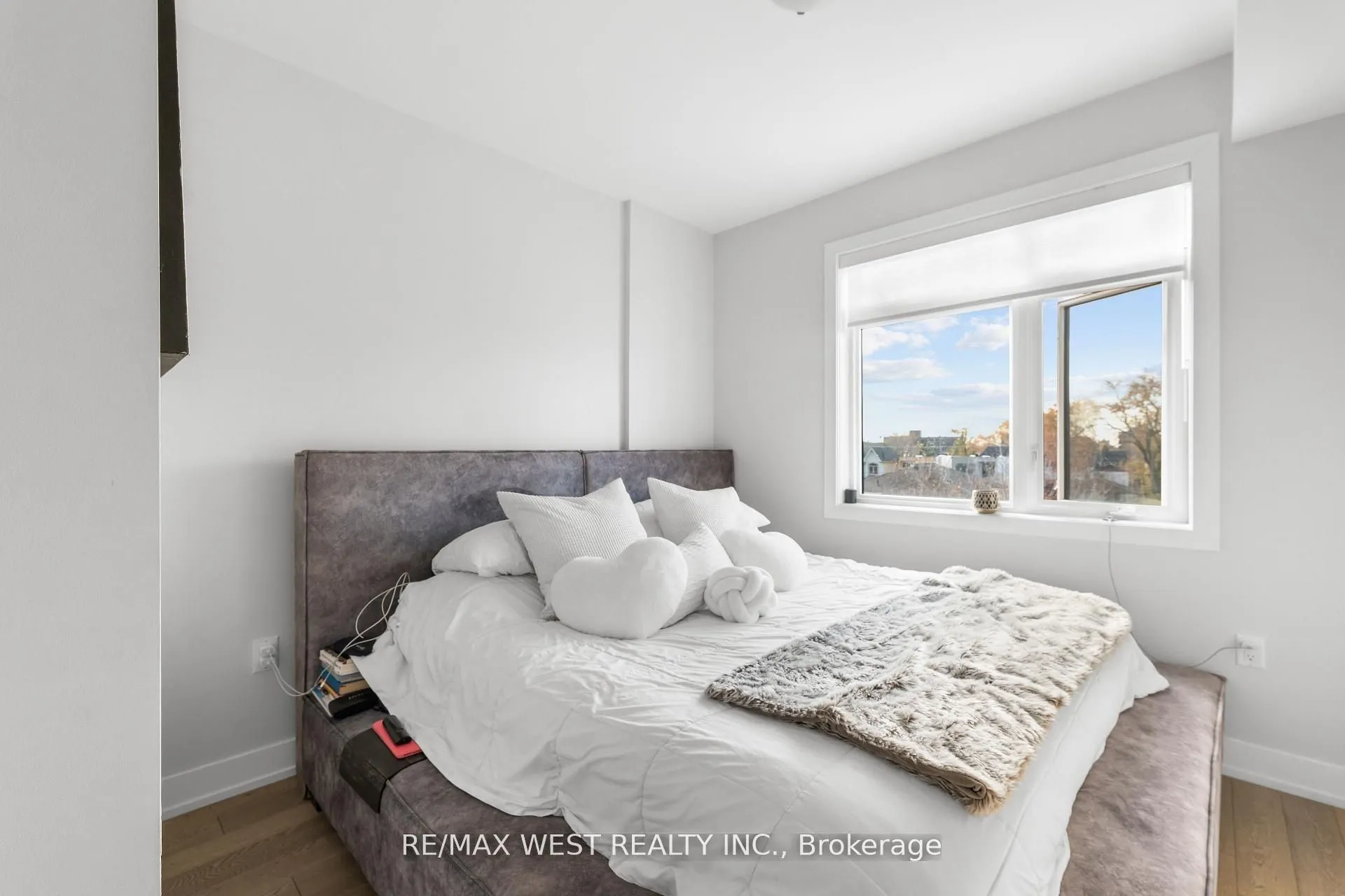 1062 Douglas McCurdy Common #225