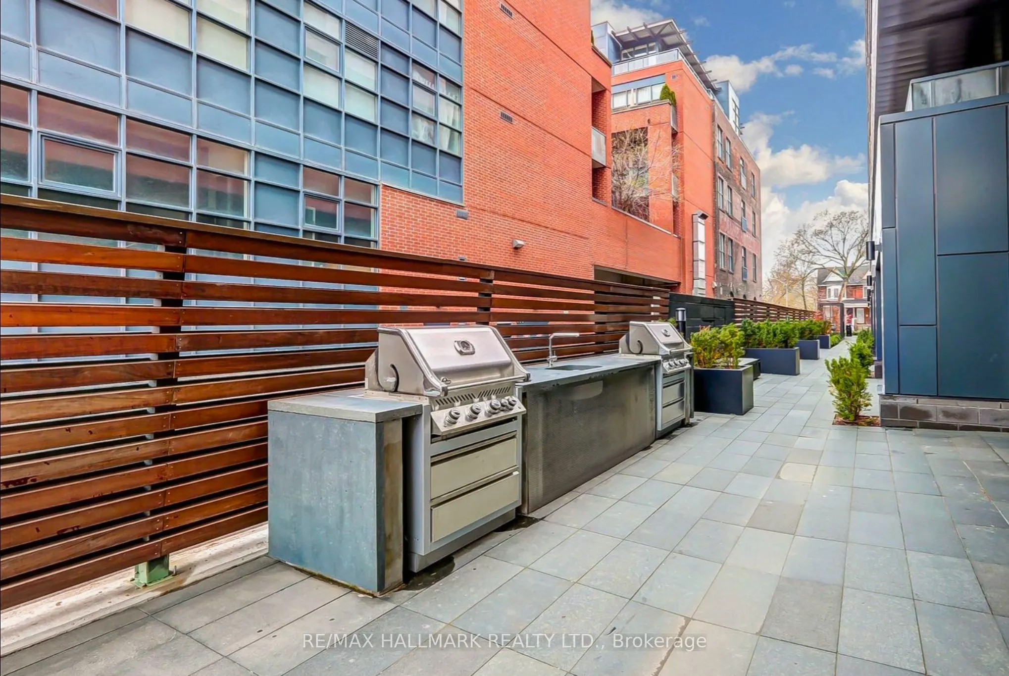 383 Sorauren Avenue #313