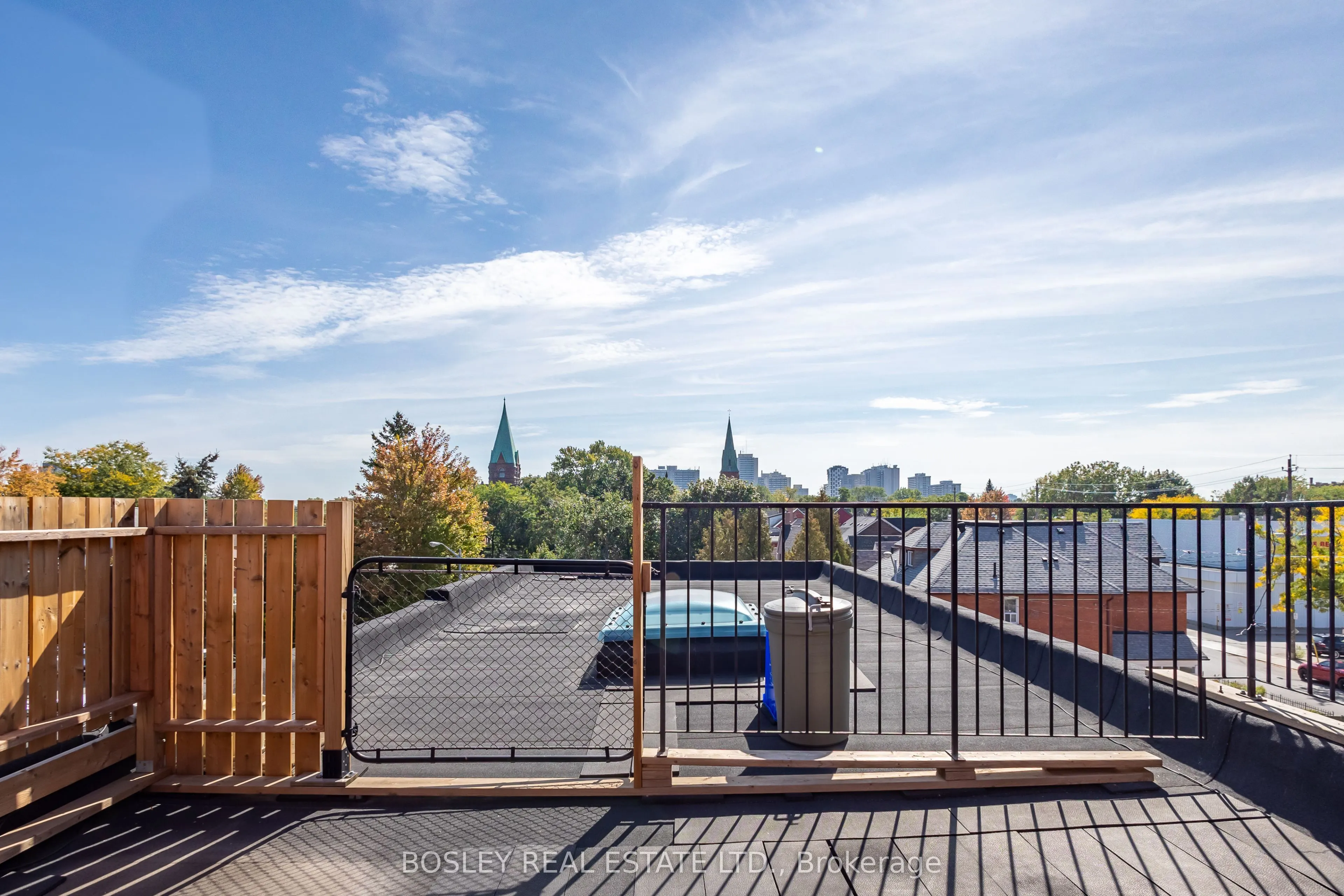 2963 Dundas Street W