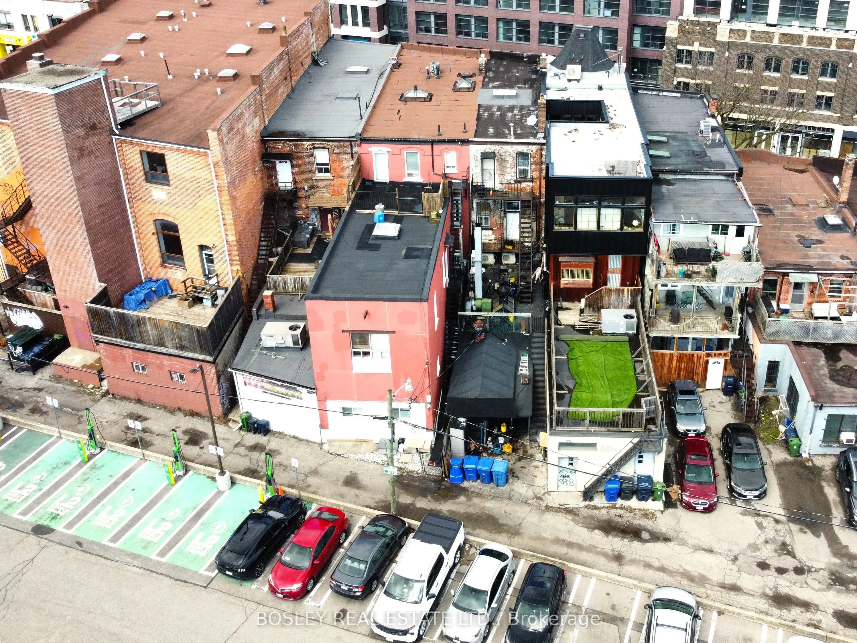 2963 Dundas Street W