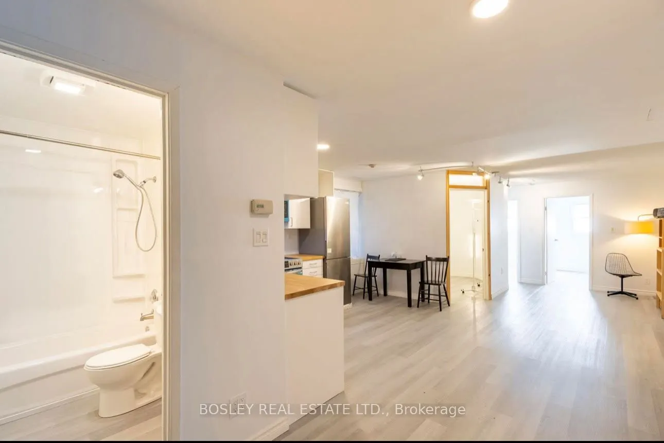 2963 Dundas Street W