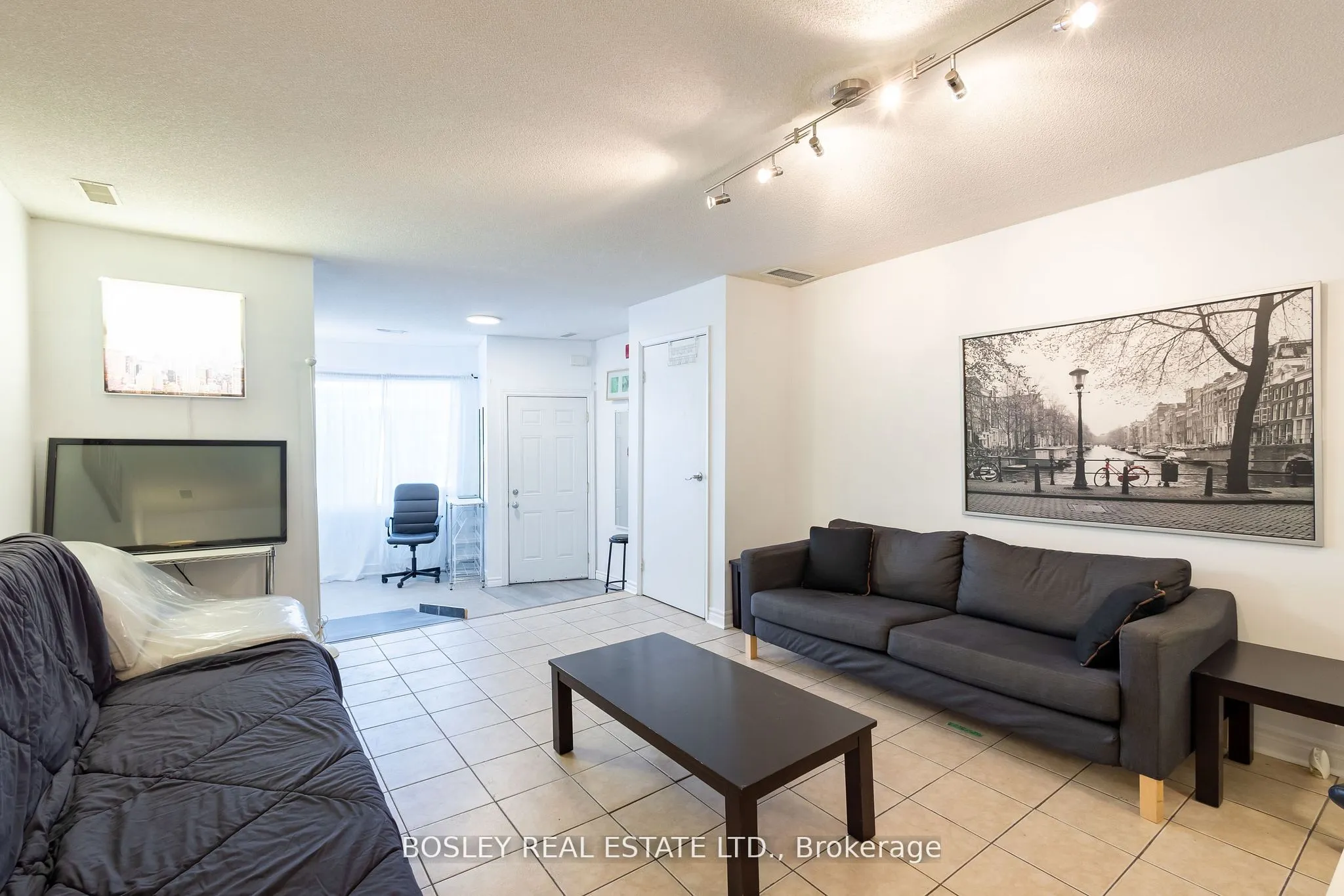 2963 Dundas Street W