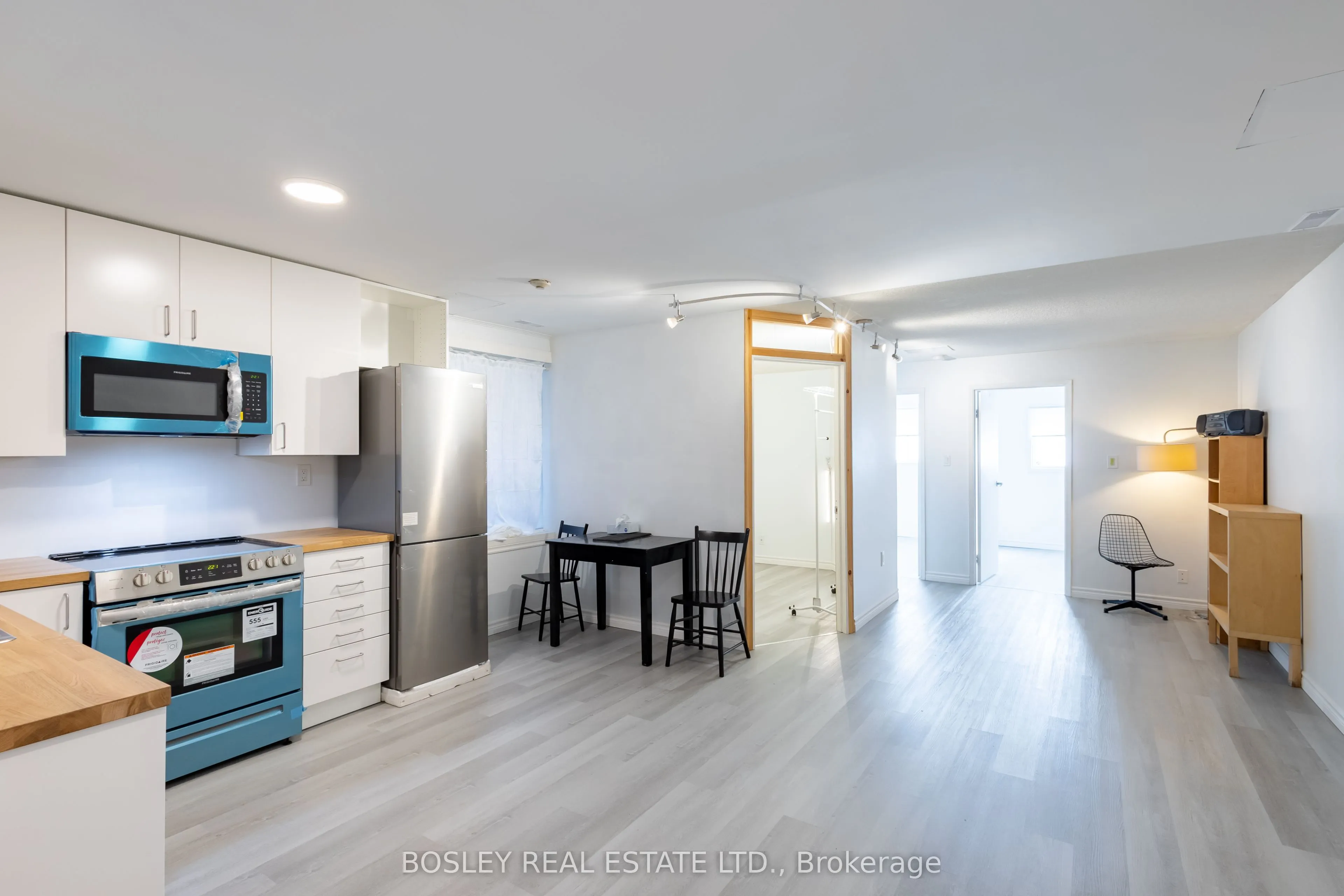 2963 Dundas Street W