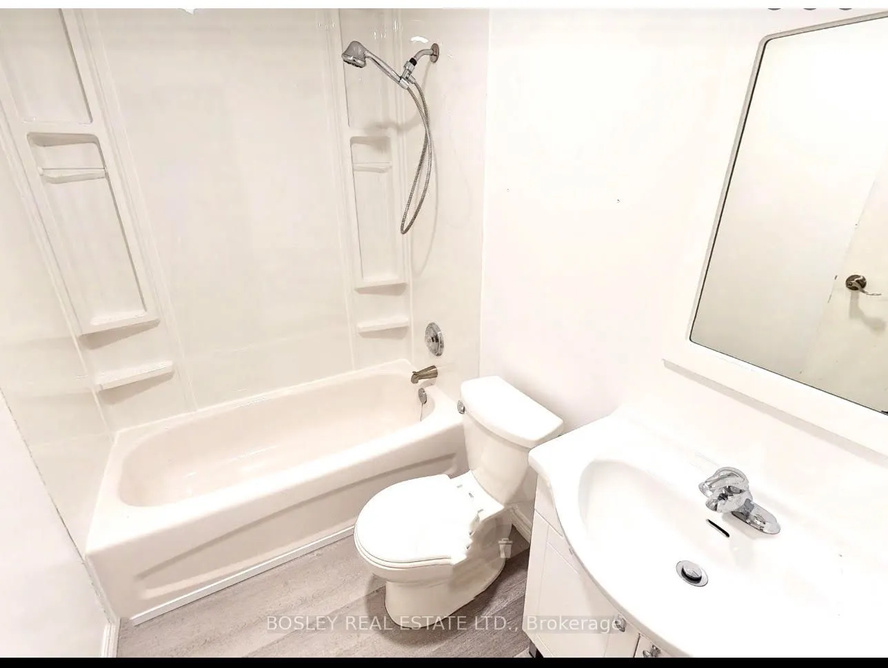 2963 Dundas Street W