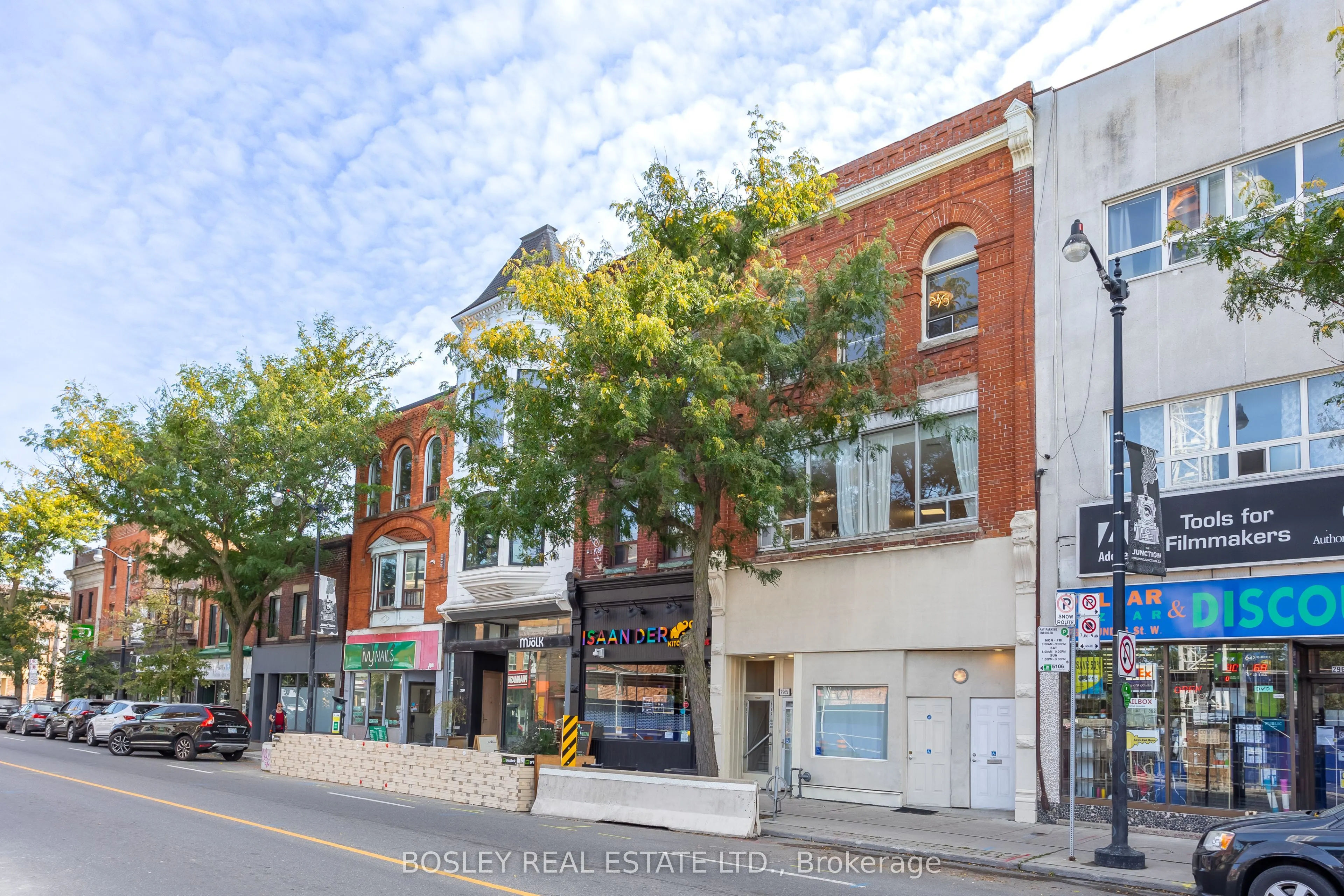 2963 Dundas Street W