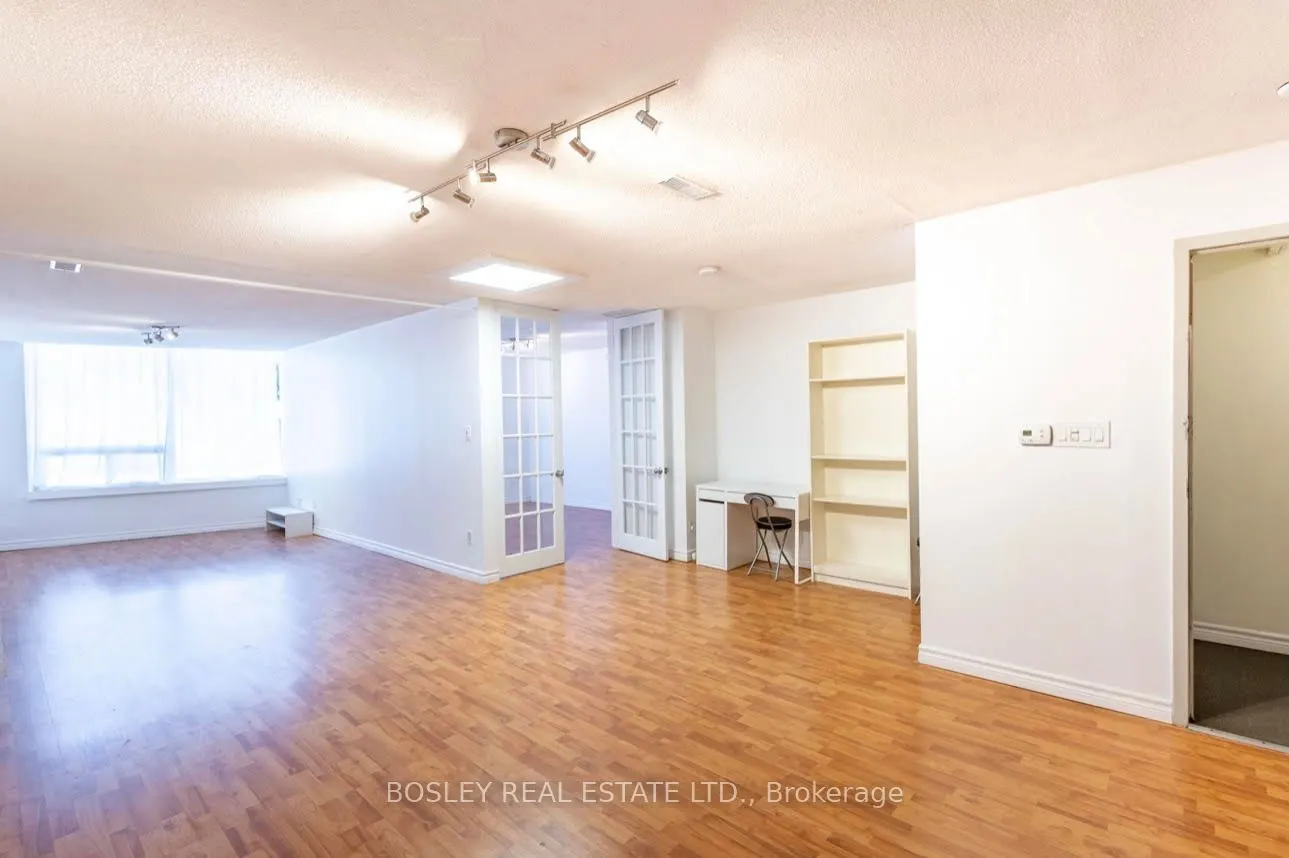2963 Dundas Street W