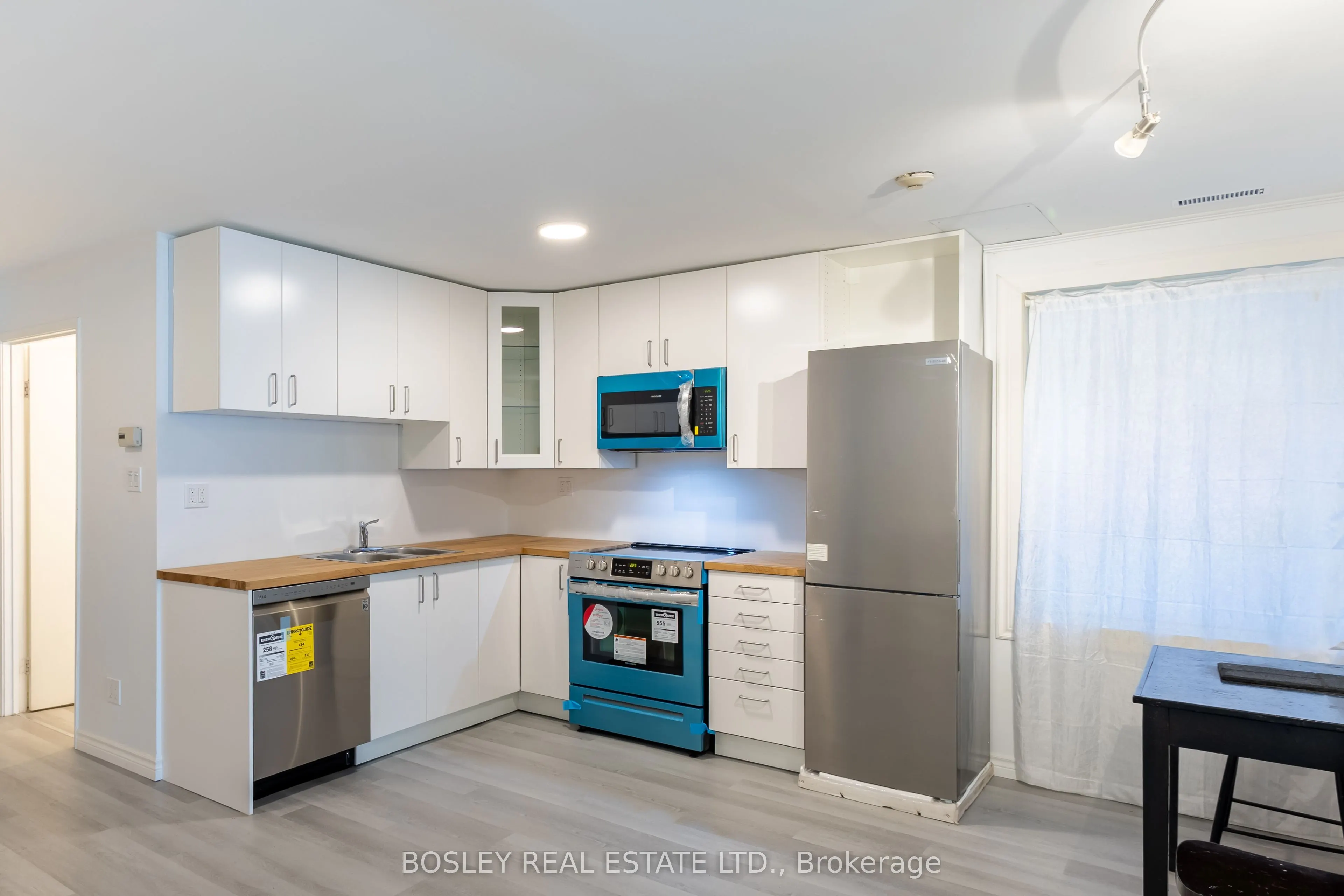 2963 Dundas Street W