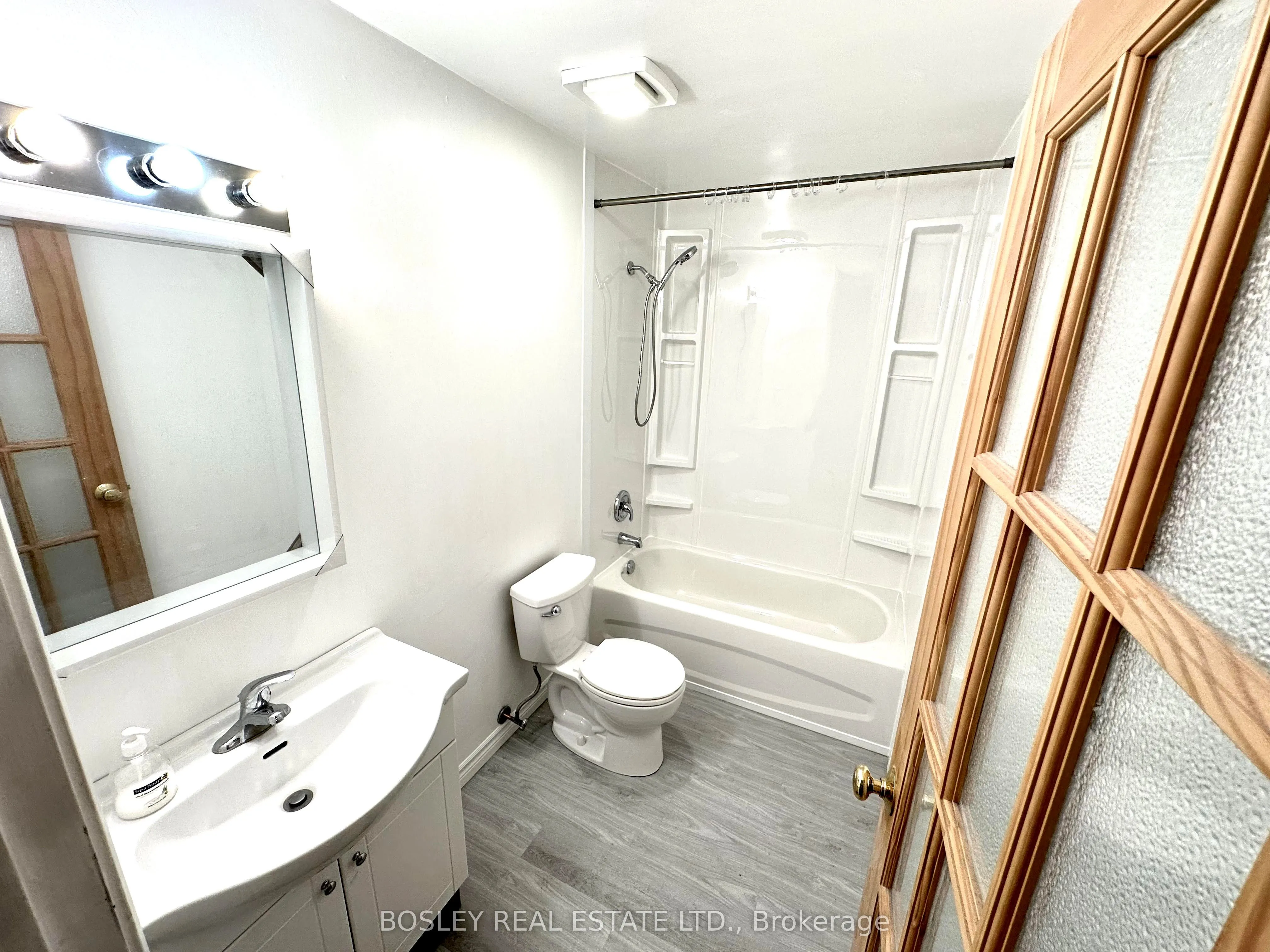 2963 Dundas Street W