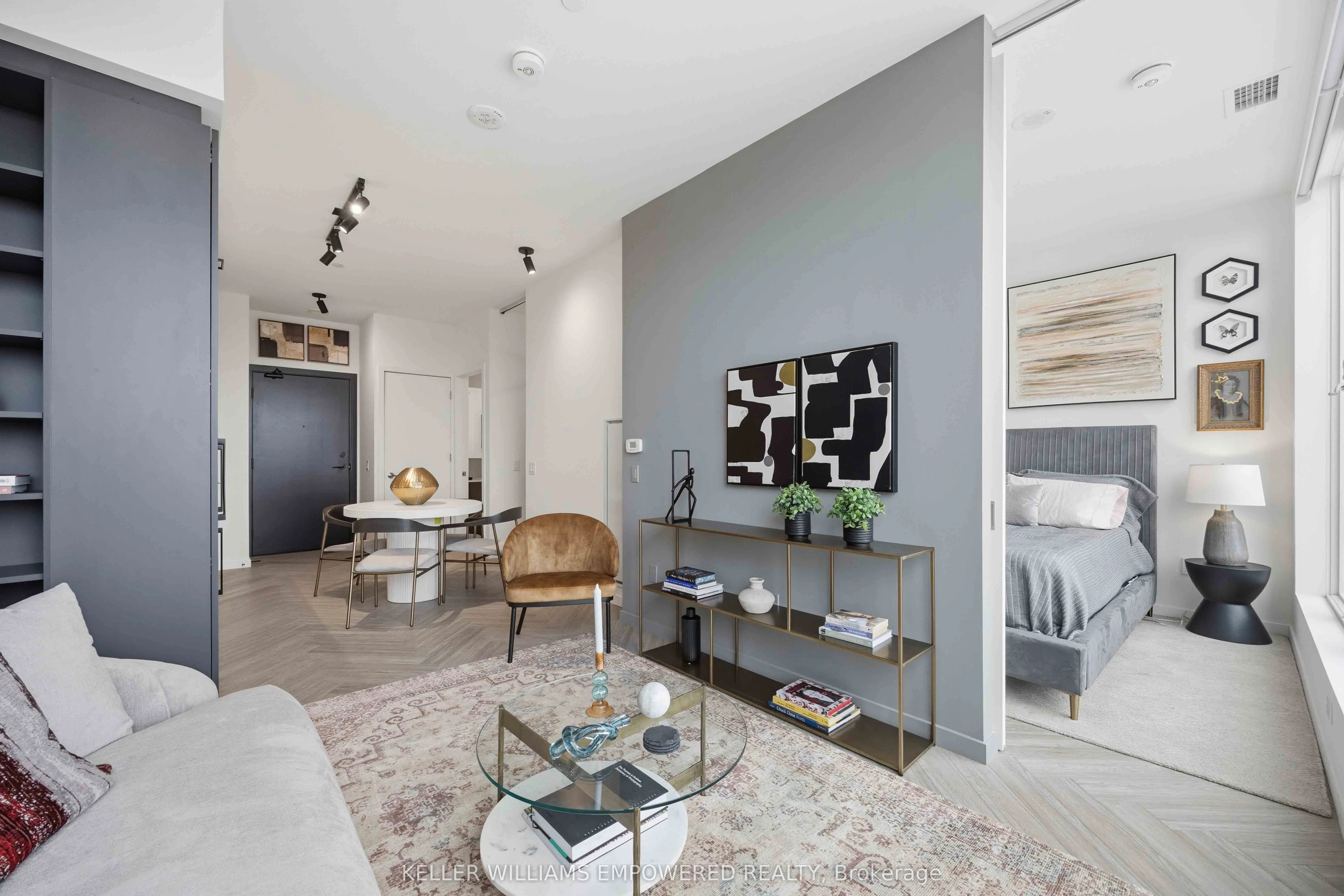 689 The Queensway Street #818