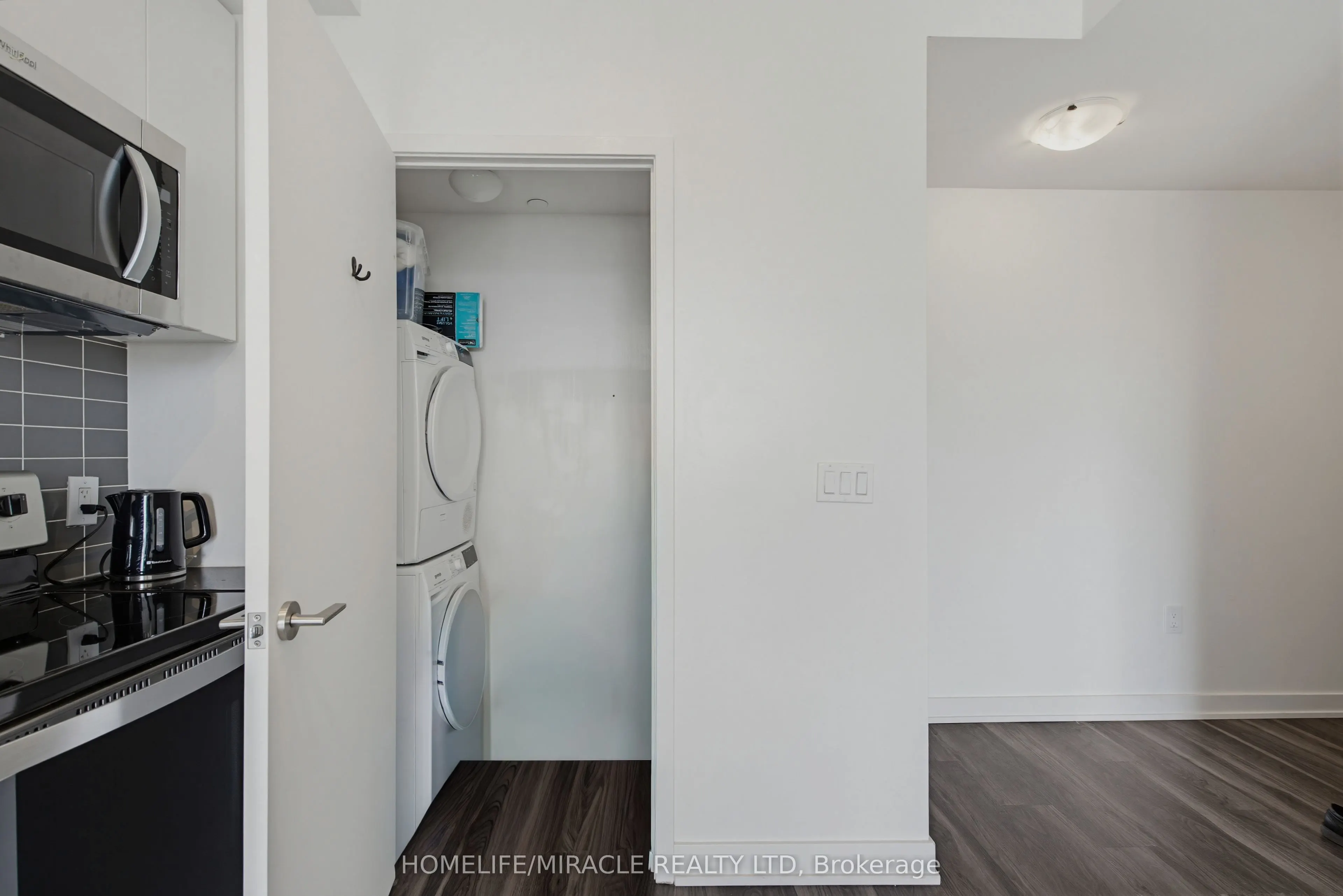859 The Queensway #605