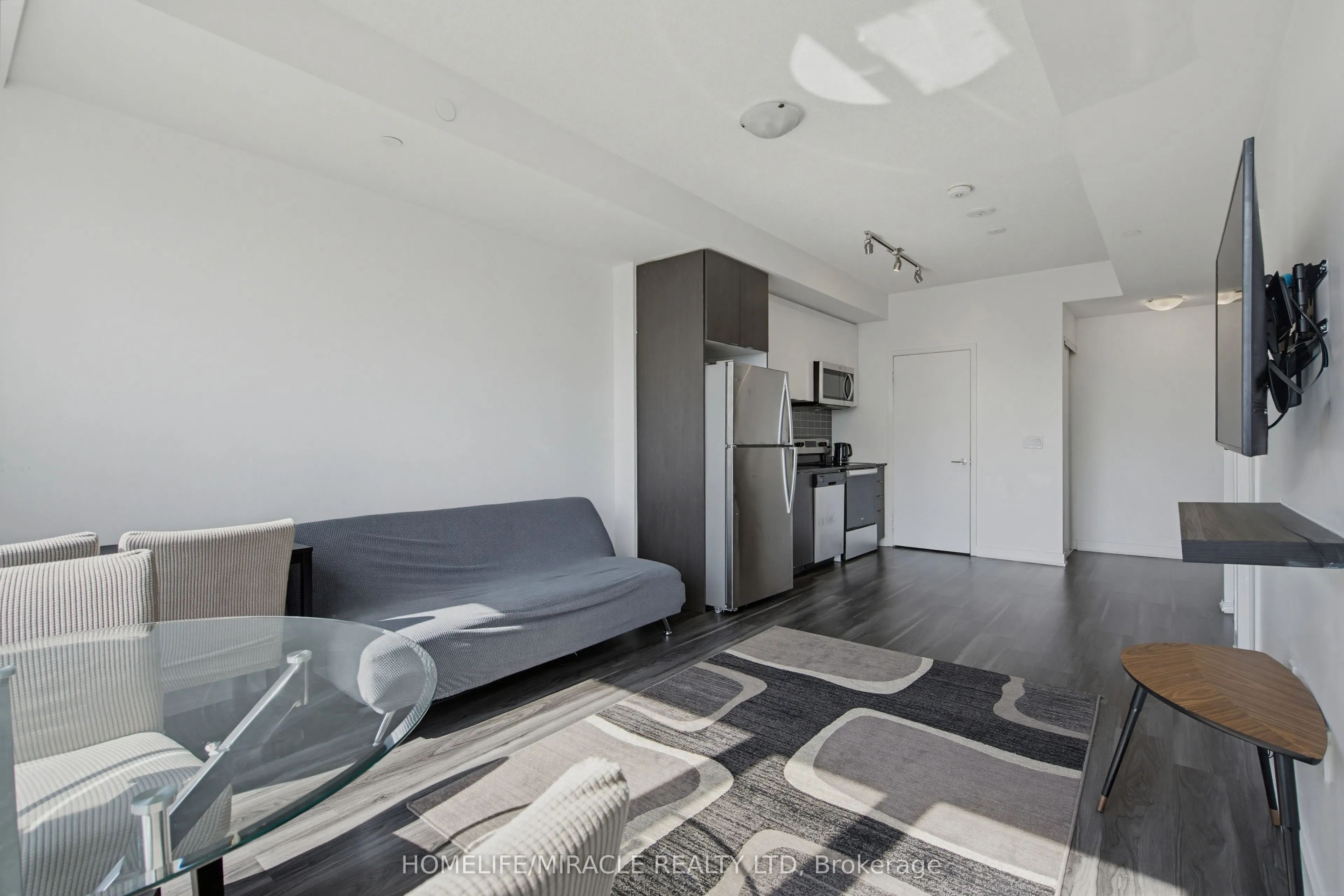 859 The Queensway #605