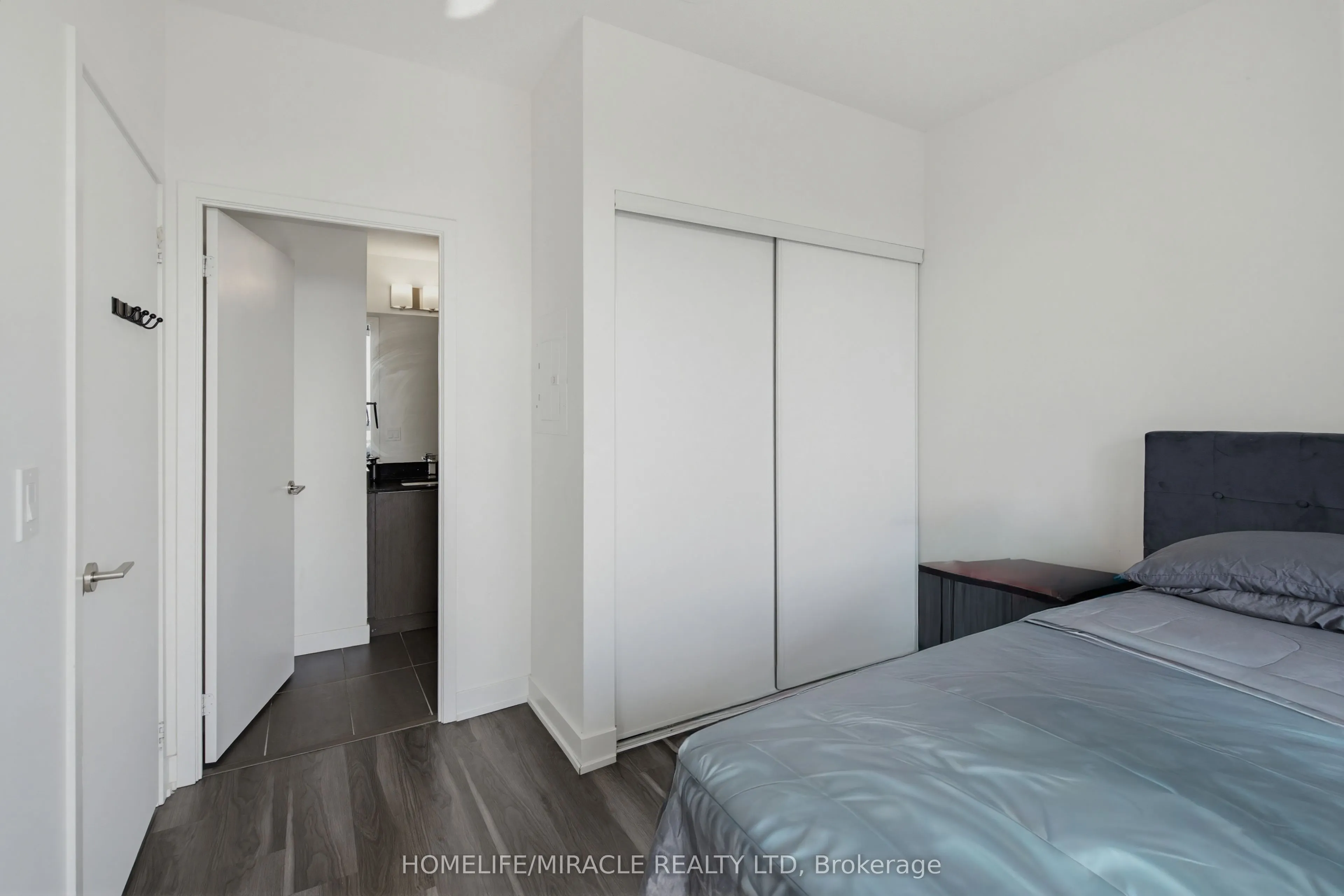 859 The Queensway #605