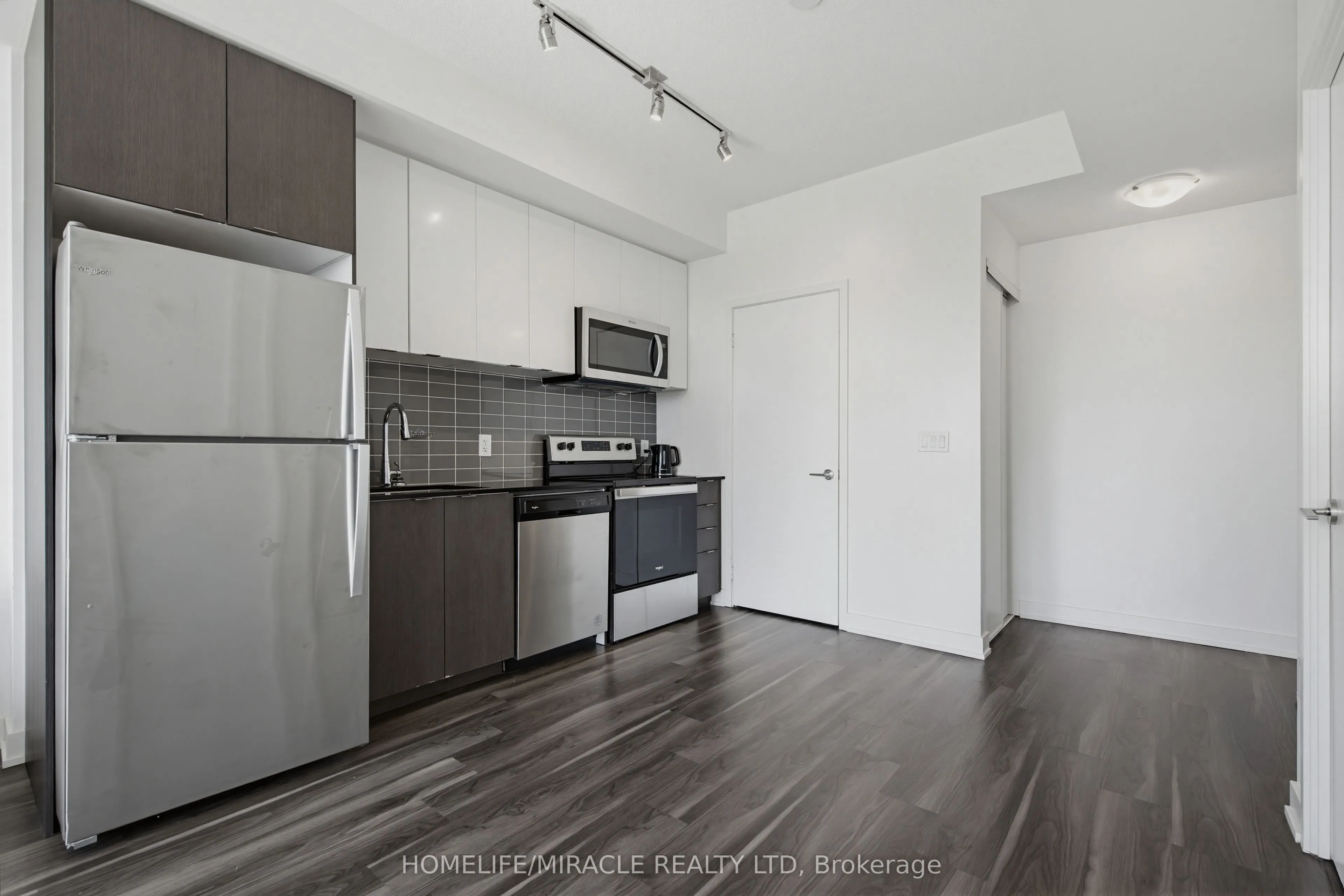 859 The Queensway #605