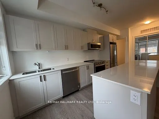 1085 Douglas Mccurdy Common #216