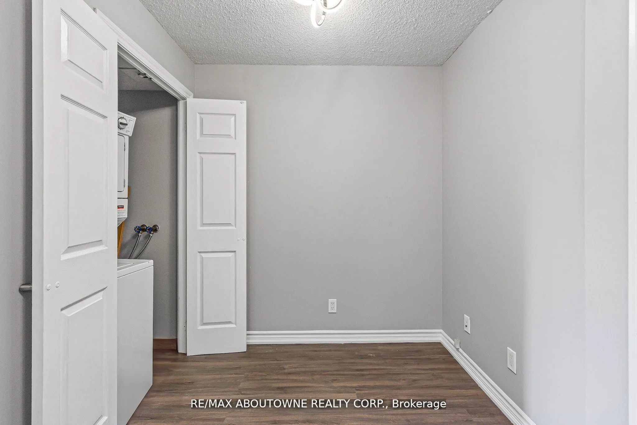 310 Burnhamthorpe Road W #401