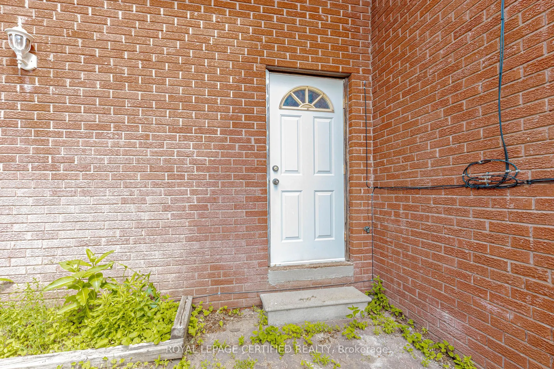 28 Walker Road E