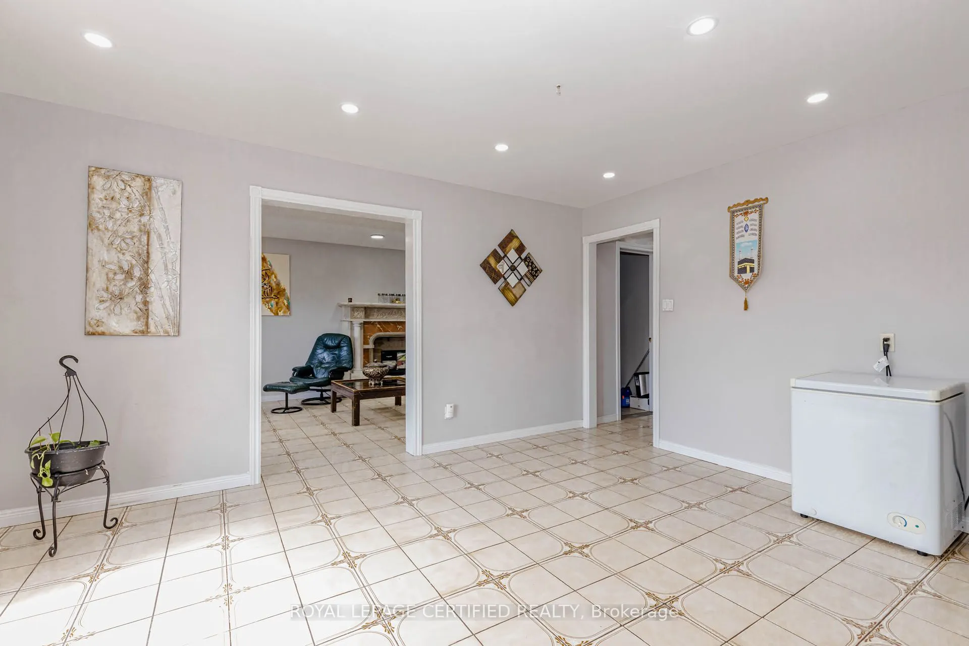 28 Walker Road E