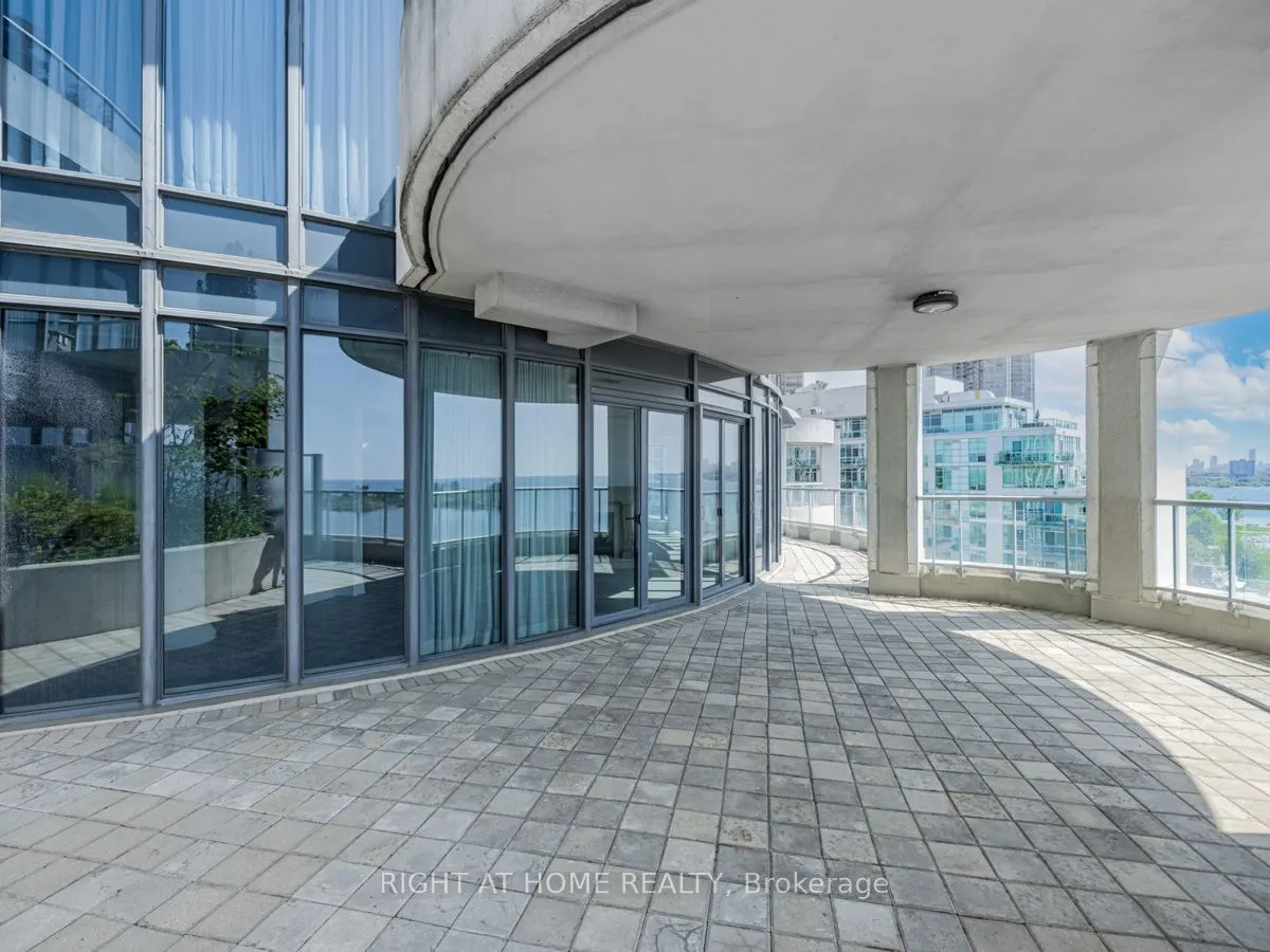 2095 Lake Shore Boulevard W #LPH19