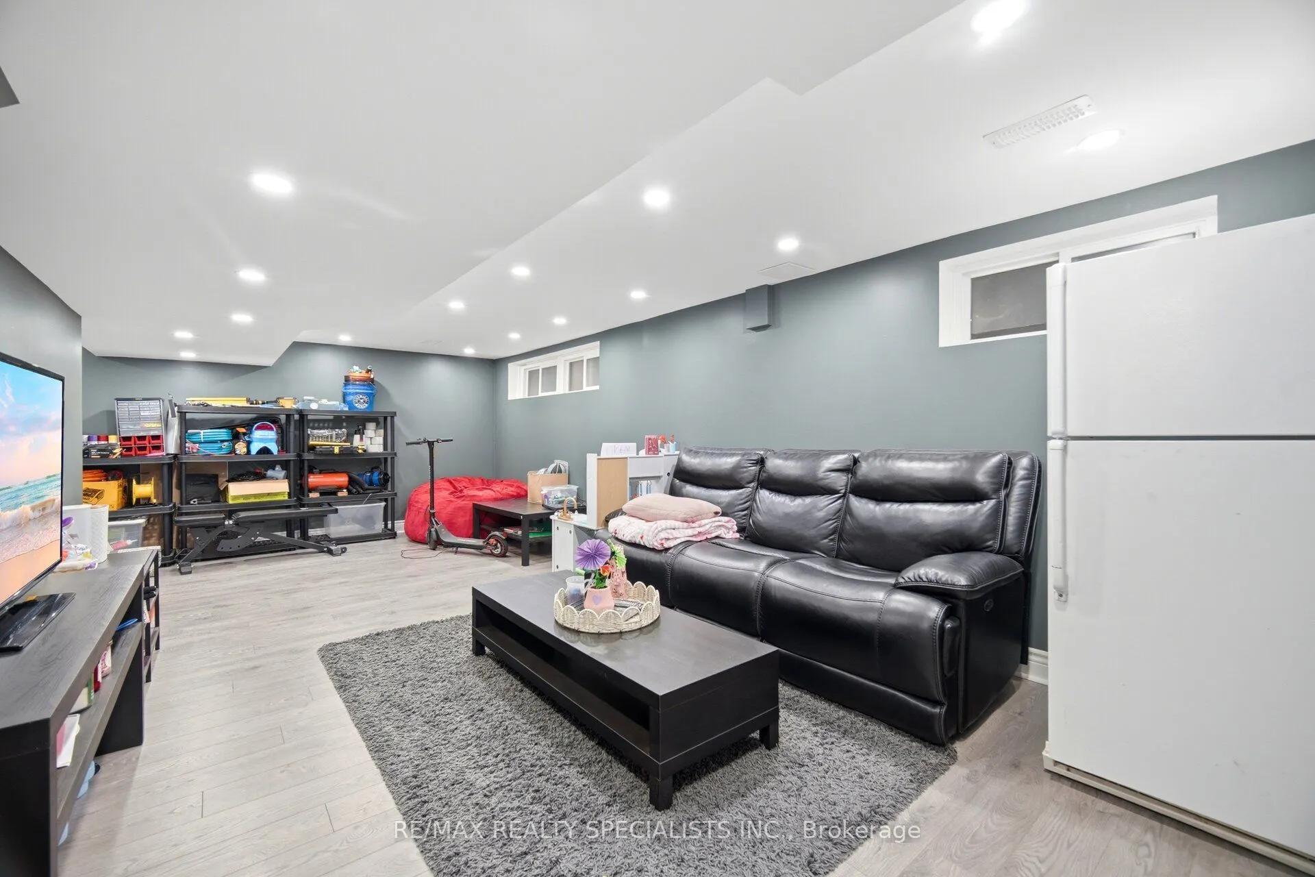 709 Queensway W