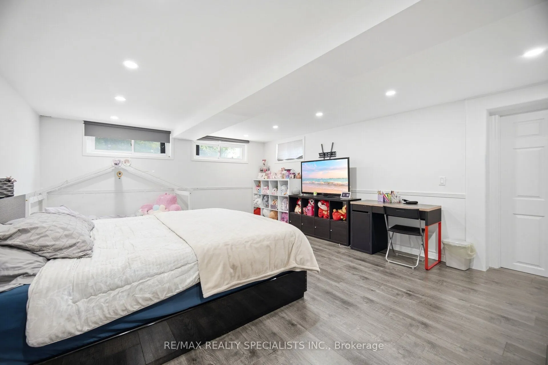 709 Queensway W