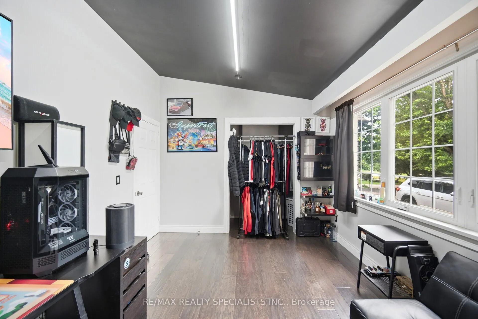709 Queensway W