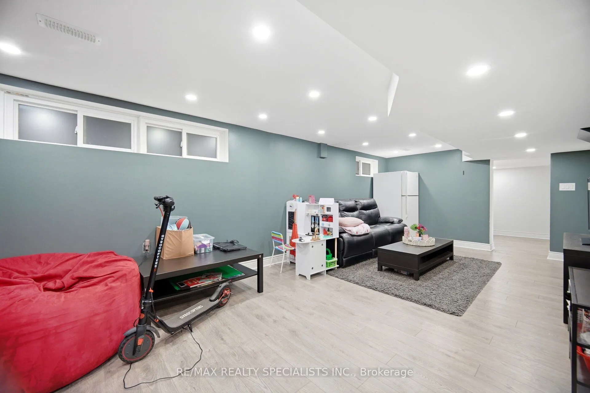 709 Queensway W