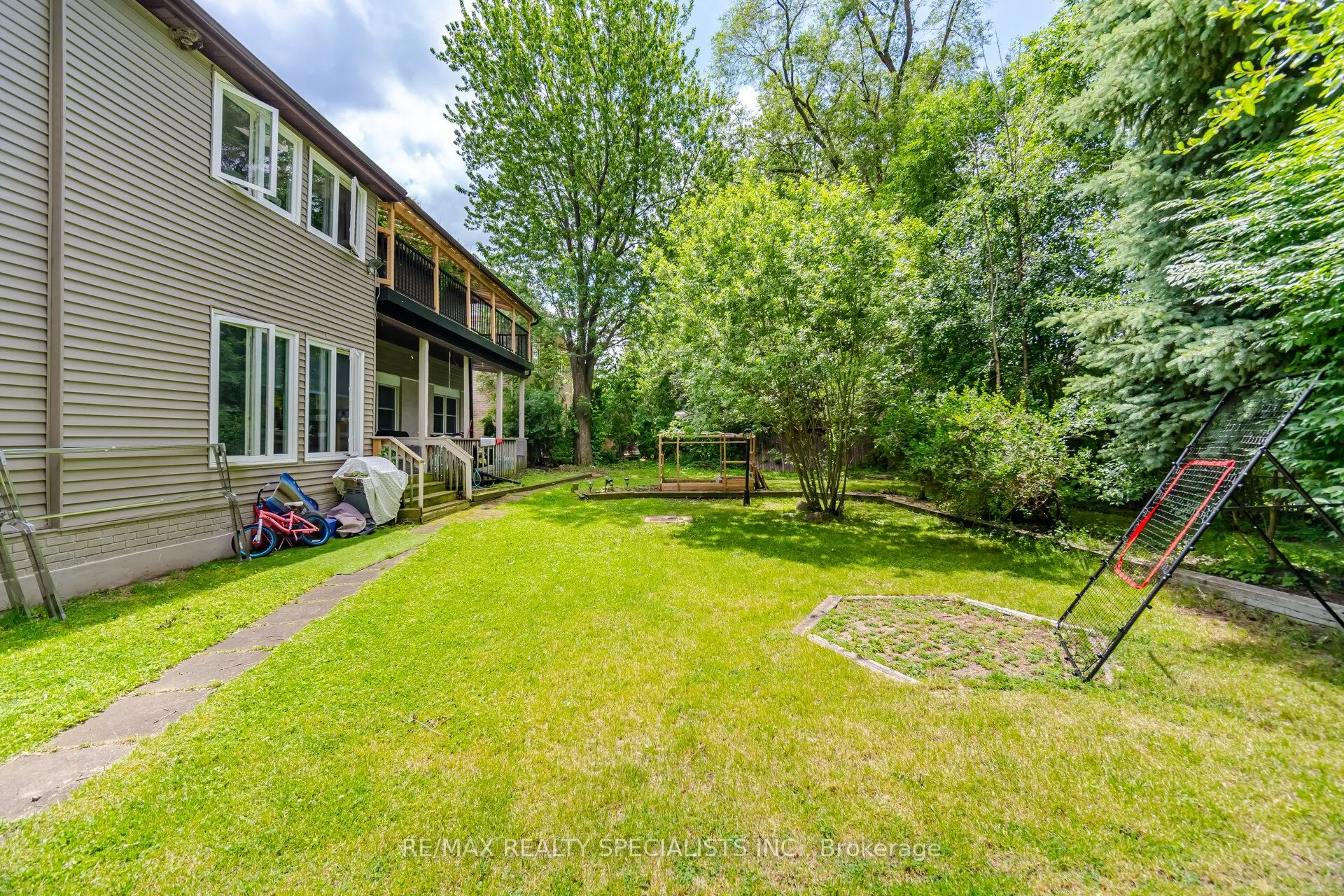 709 Queensway W