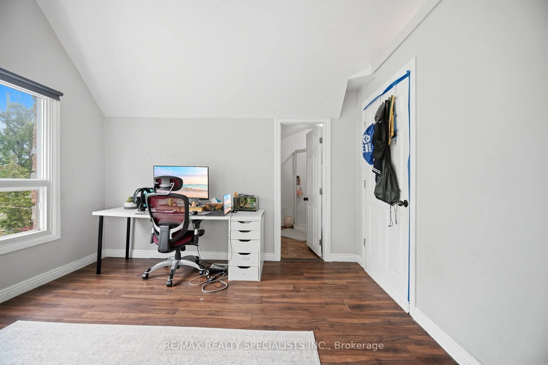 709 Queensway W