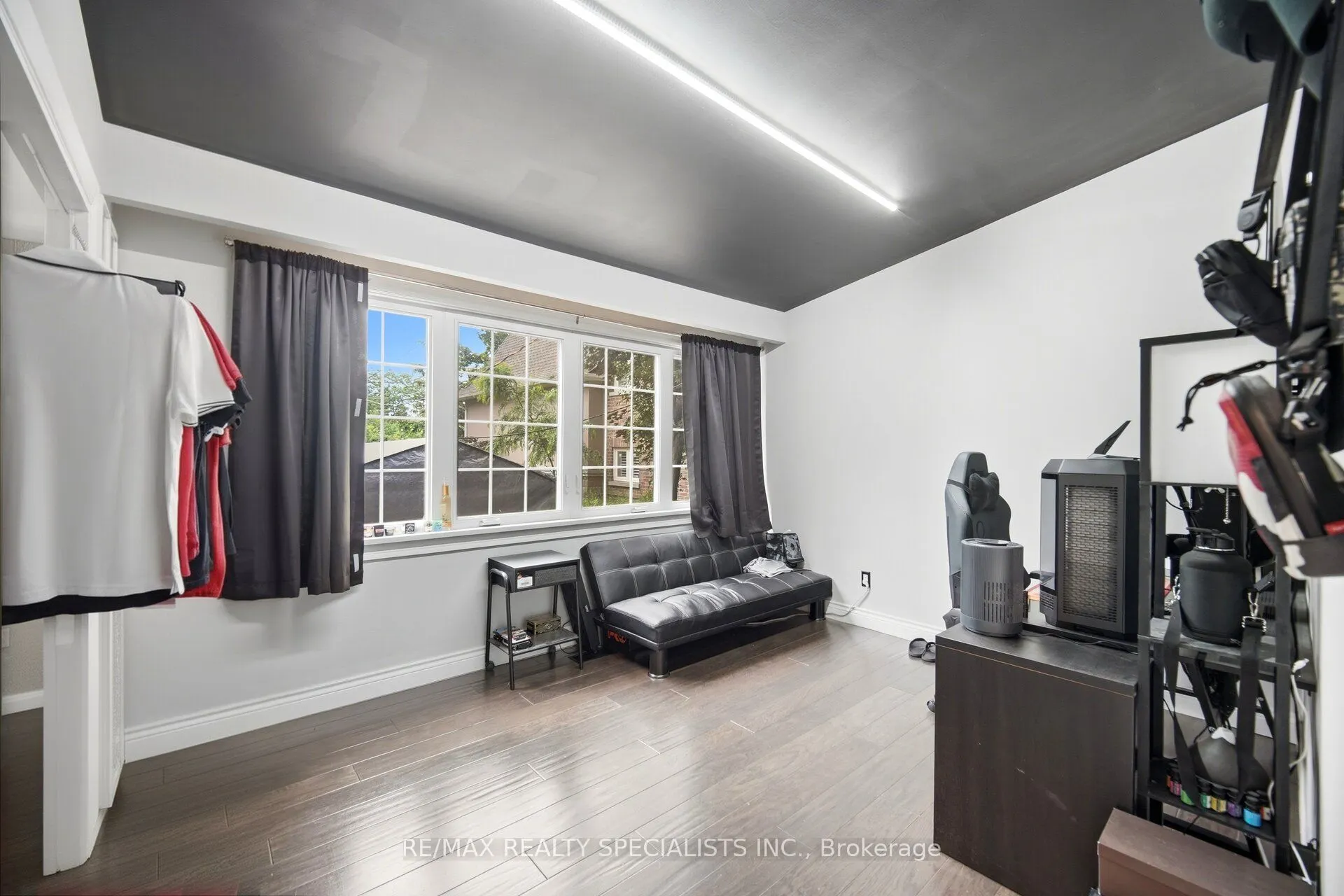 709 Queensway W