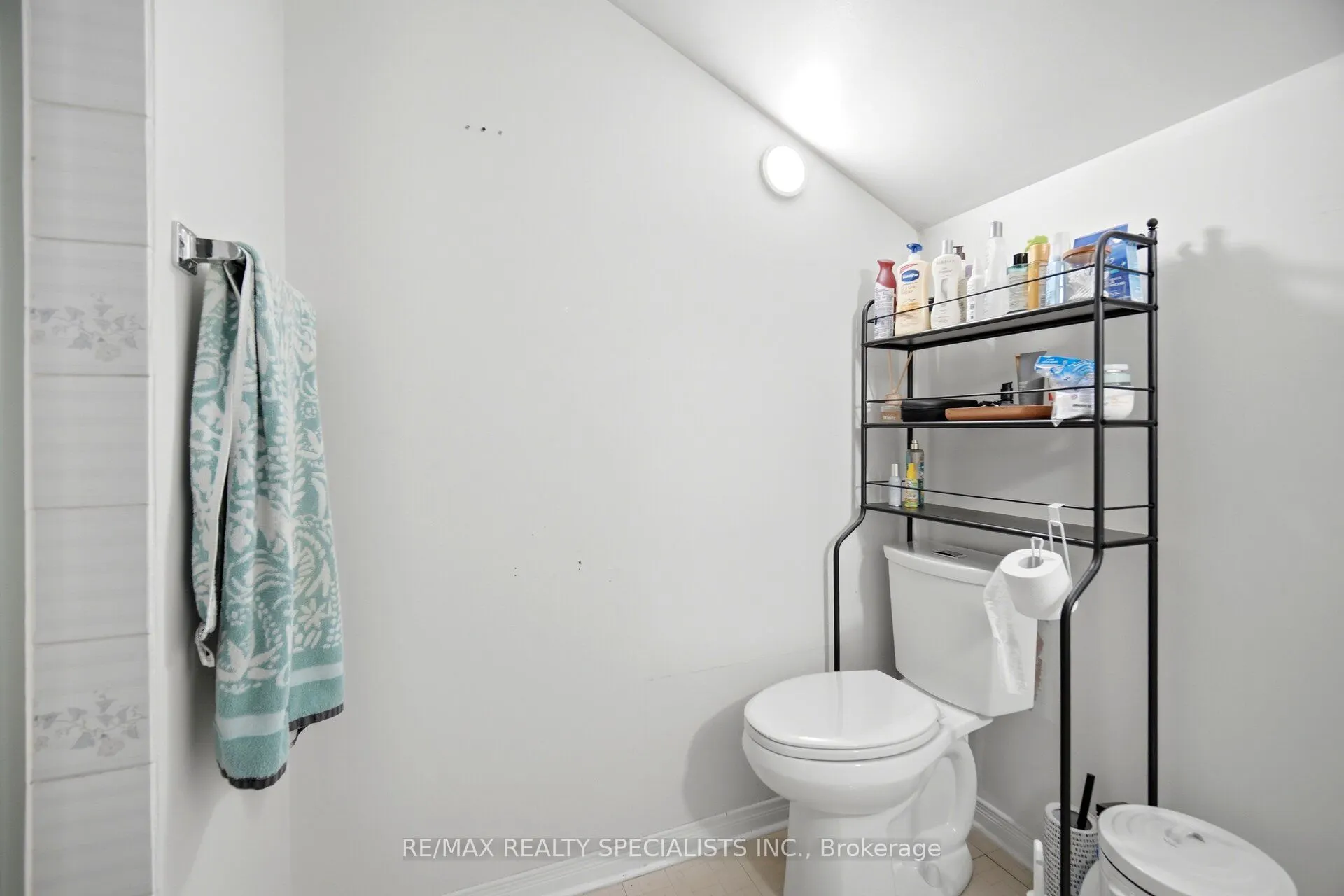 709 Queensway W