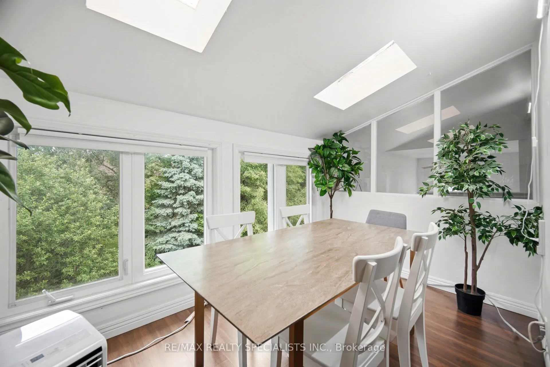 709 Queensway W